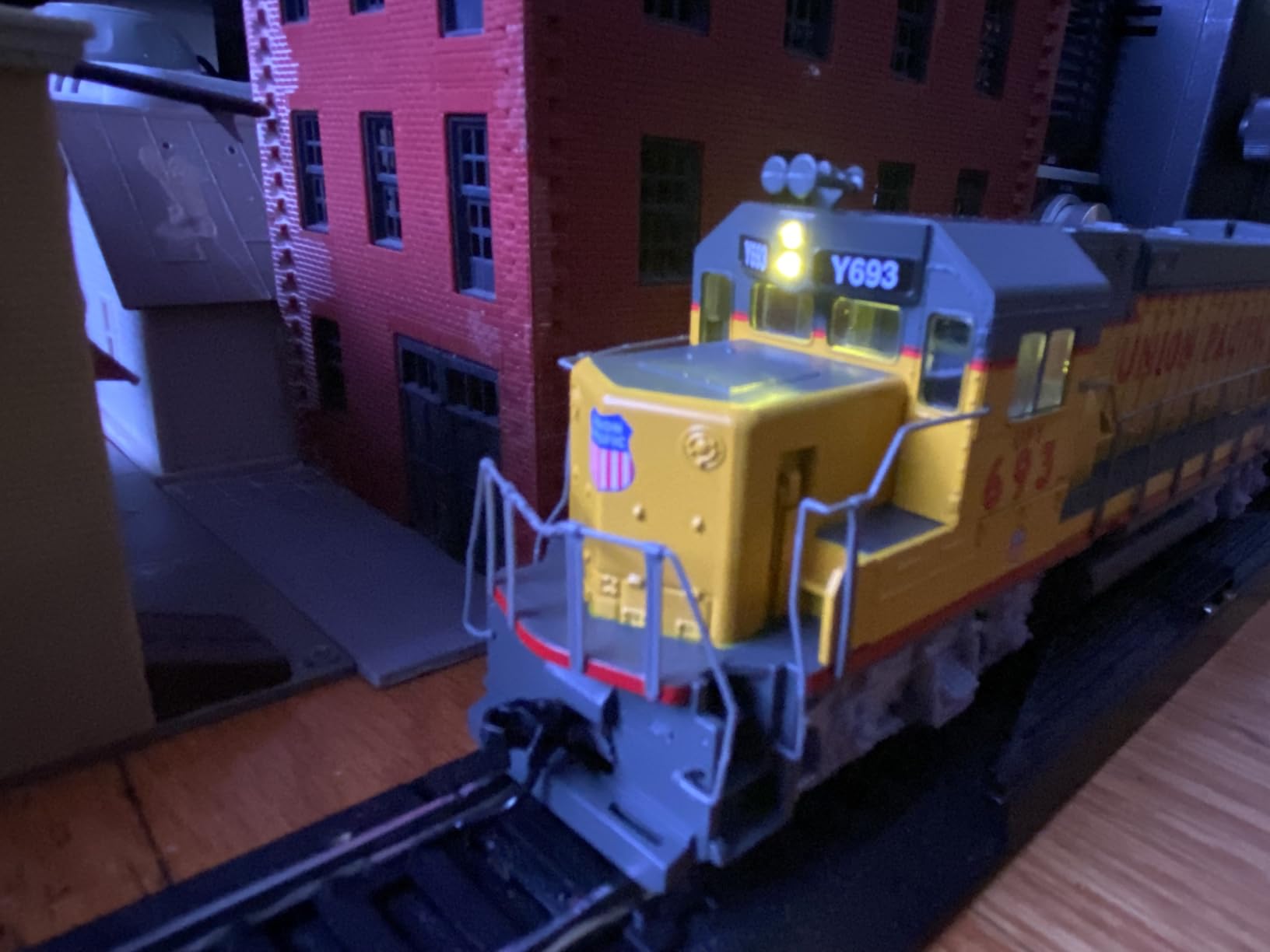 Walthers Trainline EMD GP15-1-Standard DC-Union Pacific(R) (Yellow, Gray, red) 931-2505 HO Scale Model Railroad - Locomotive Model customer photo 2