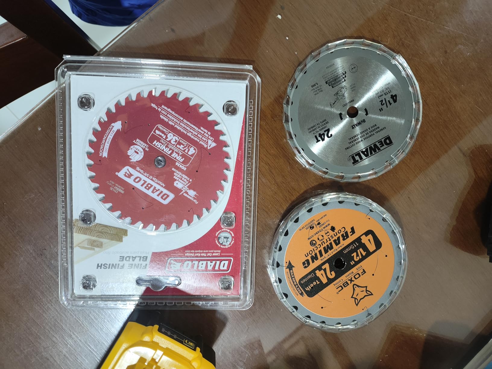 DEWALT ATOMIC 20V MAX* Circular Saw, 4-1/2-Inch, Tool Only (DCS571B) customer photo 1