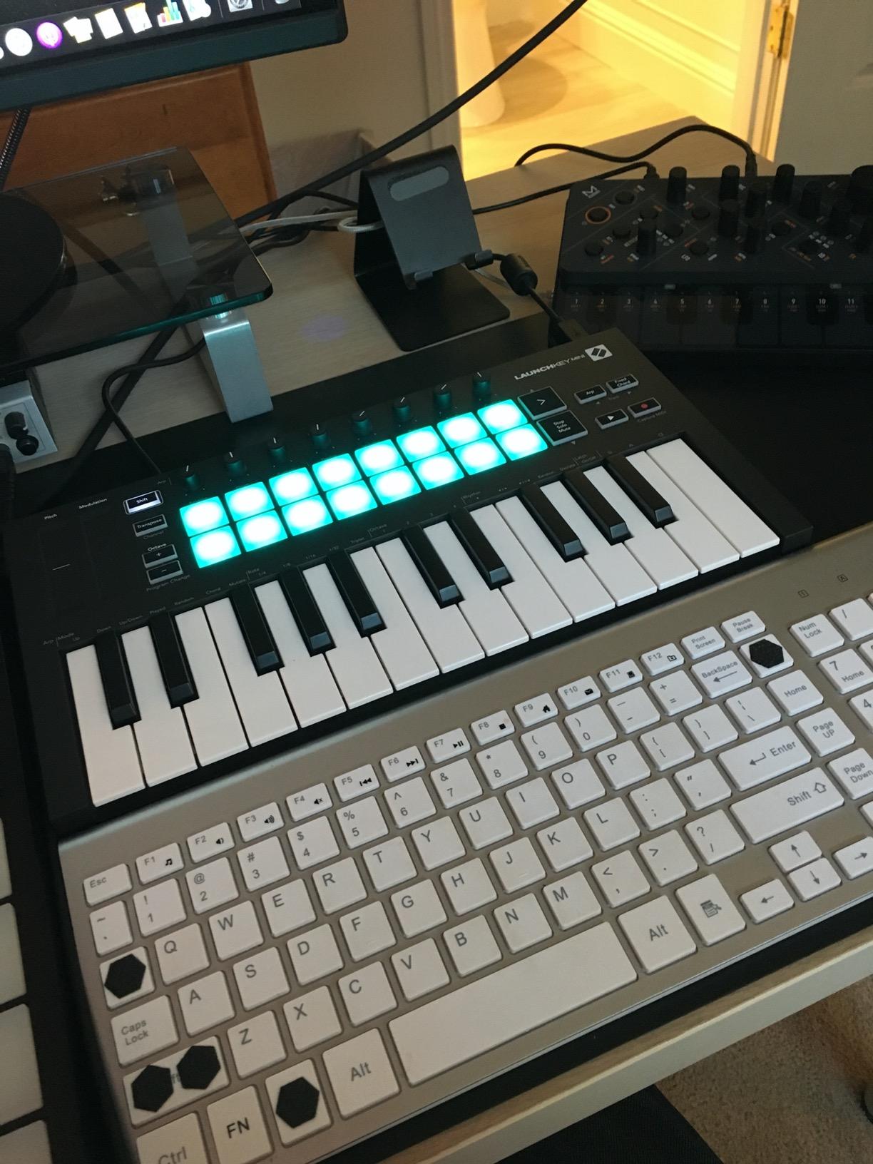 Novation Launchkey Mini [MK3] — Portable 25-Key, USB, MIDI Keyboard Controller with DAW Integration, Chord Mode, and Arpeggiator — for Music Production customer photo 1