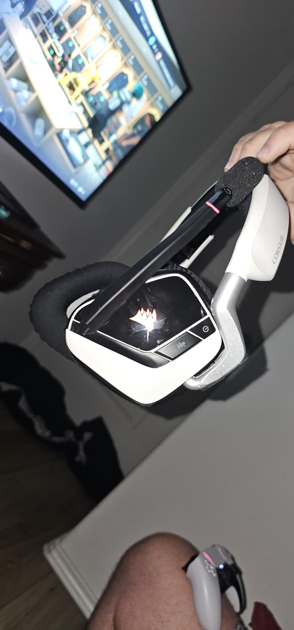 Corsair Void RGB Elite Wireless PC PS5 PS4 Mac Gaming Headset – White customer photo 1