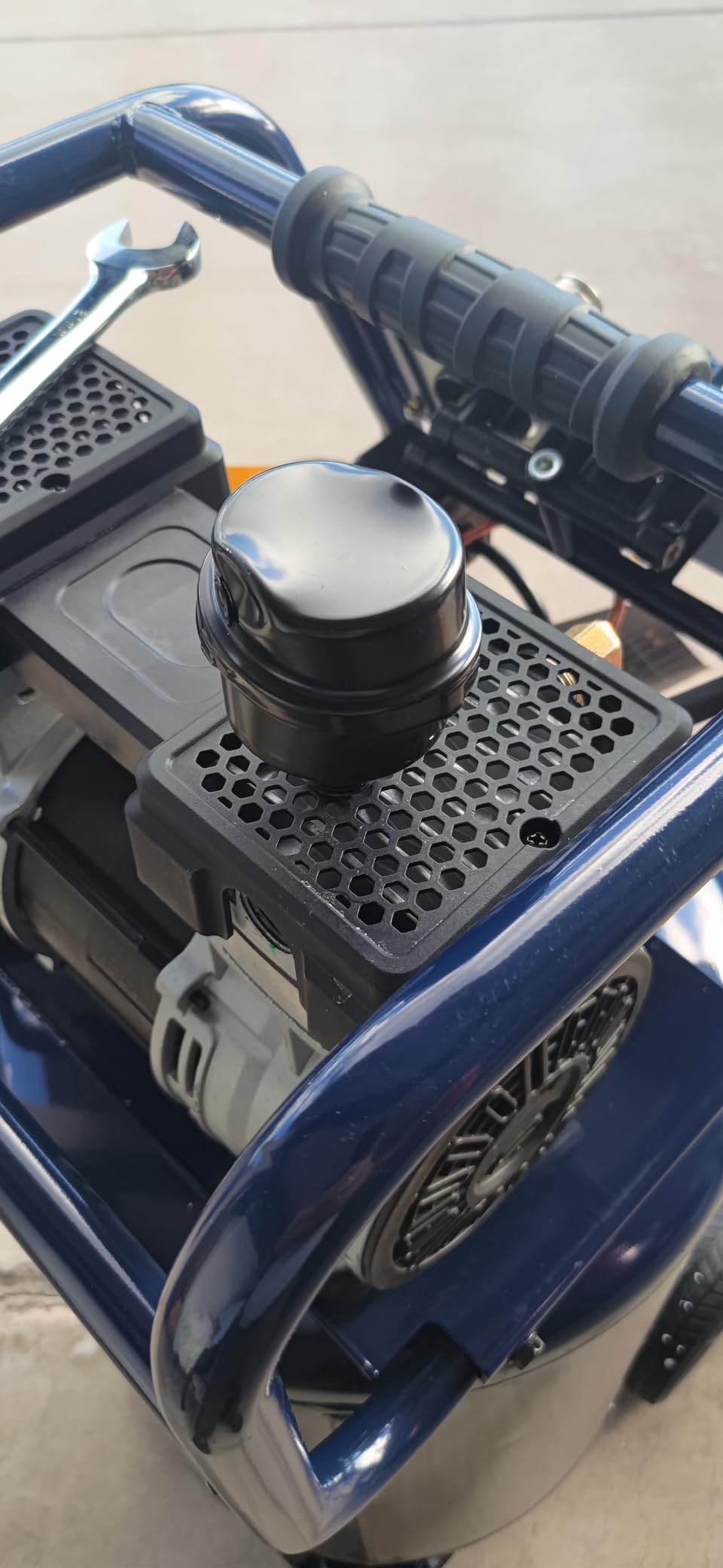 STEALTH 20 Gallon Air Compressor, Ultra Quiet, Oil-Free and Long Life Cycle,1.8 Hp Large Air Compressor with Rubber Wheels (Blue, SAQ-12018) customer photo 2