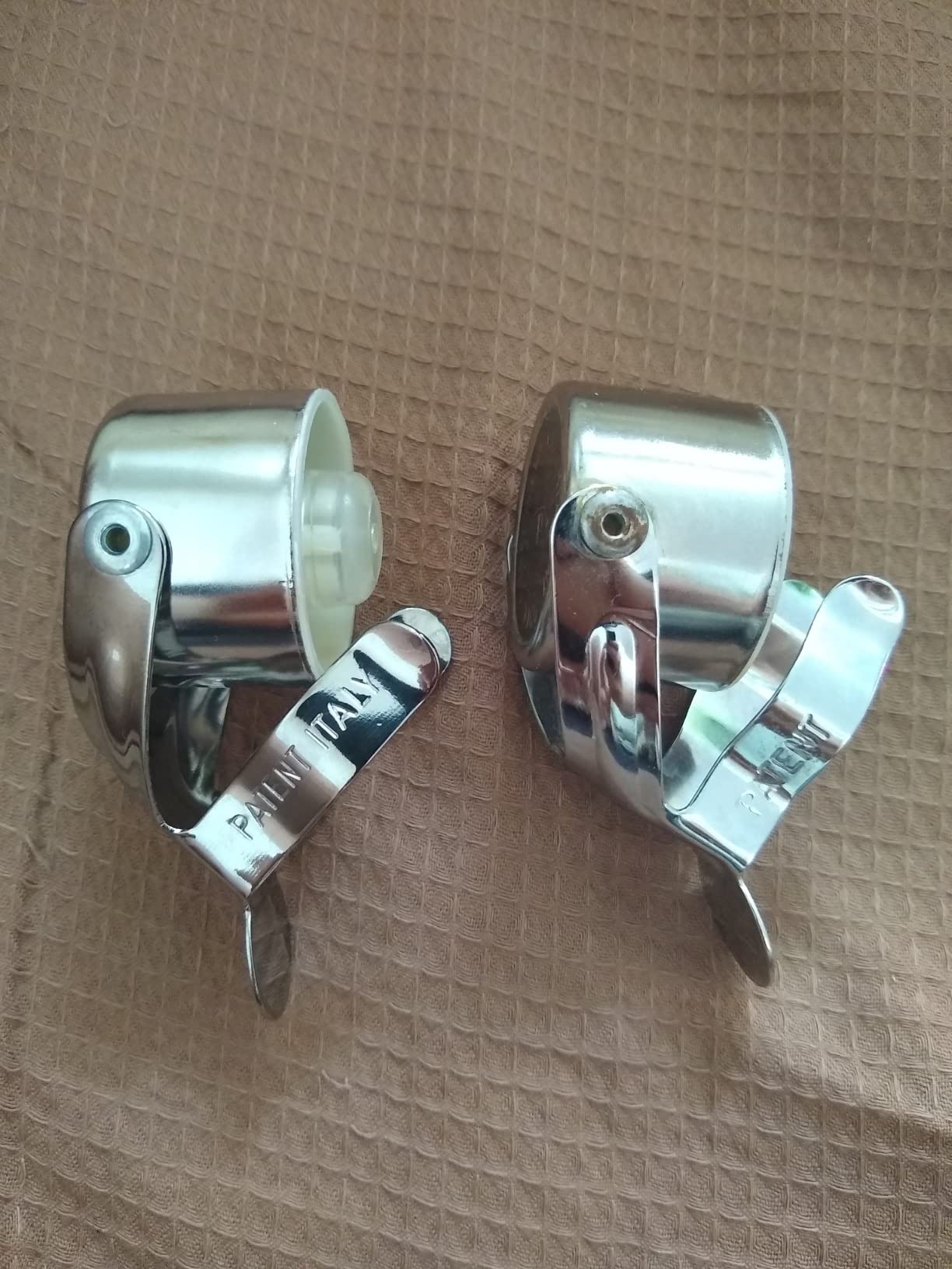 KLOVEO Champagne Stoppers - WAF Patented Seal - Made in Italy customer photo 2