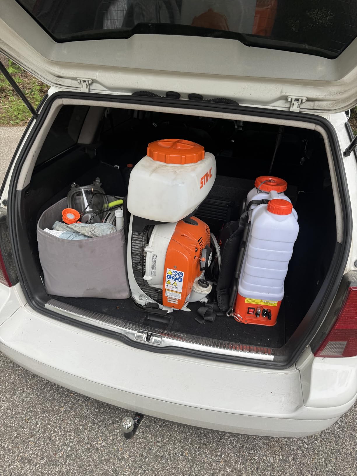 PetraTools HD4000 Battery Powered Backpack Sprayer, 6 Hr Runtime, 6 Nozzles | Electric Sprayer for Lawn & Garden w/ Battery Meter, Adjustable 90 PSI & Padded Straps customer photo 1