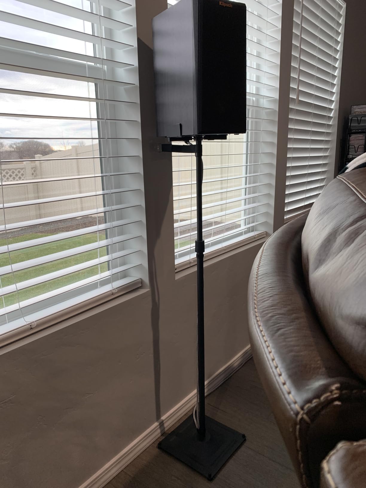 PERLESMITH Universal Floor Speaker Stands for Surround Sound up to 22 lbs customer photo 1