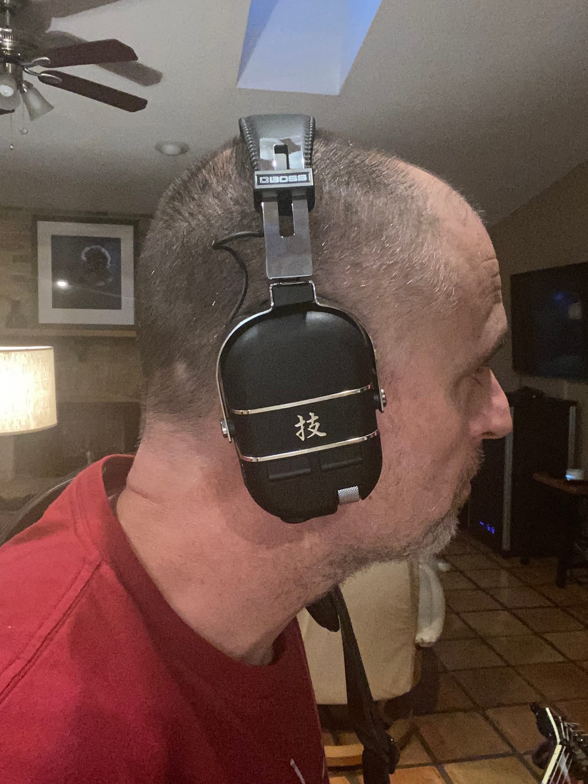 BOSS Waza-Air | Over-Ear Guitar Sound System | Wireless Connectivity | Premium Amp & Effect Tones | Advanced Spatial Technology | Integrated Gyro Sensor | Companion App-Based Editor customer photo 2