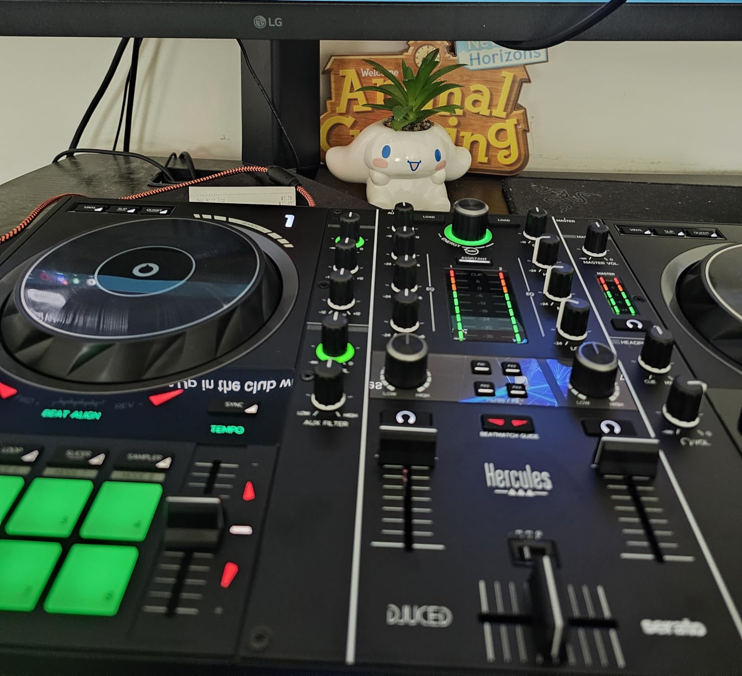 Hercules DJControl Inpulse 500-2-Deck DJ Controller for Serato & DJUCED | 2-deck DJ controller for Serato & DJUCED featuring fold-out feet, metal backing plate, Beatmatch Guide & built-in audio customer photo 2