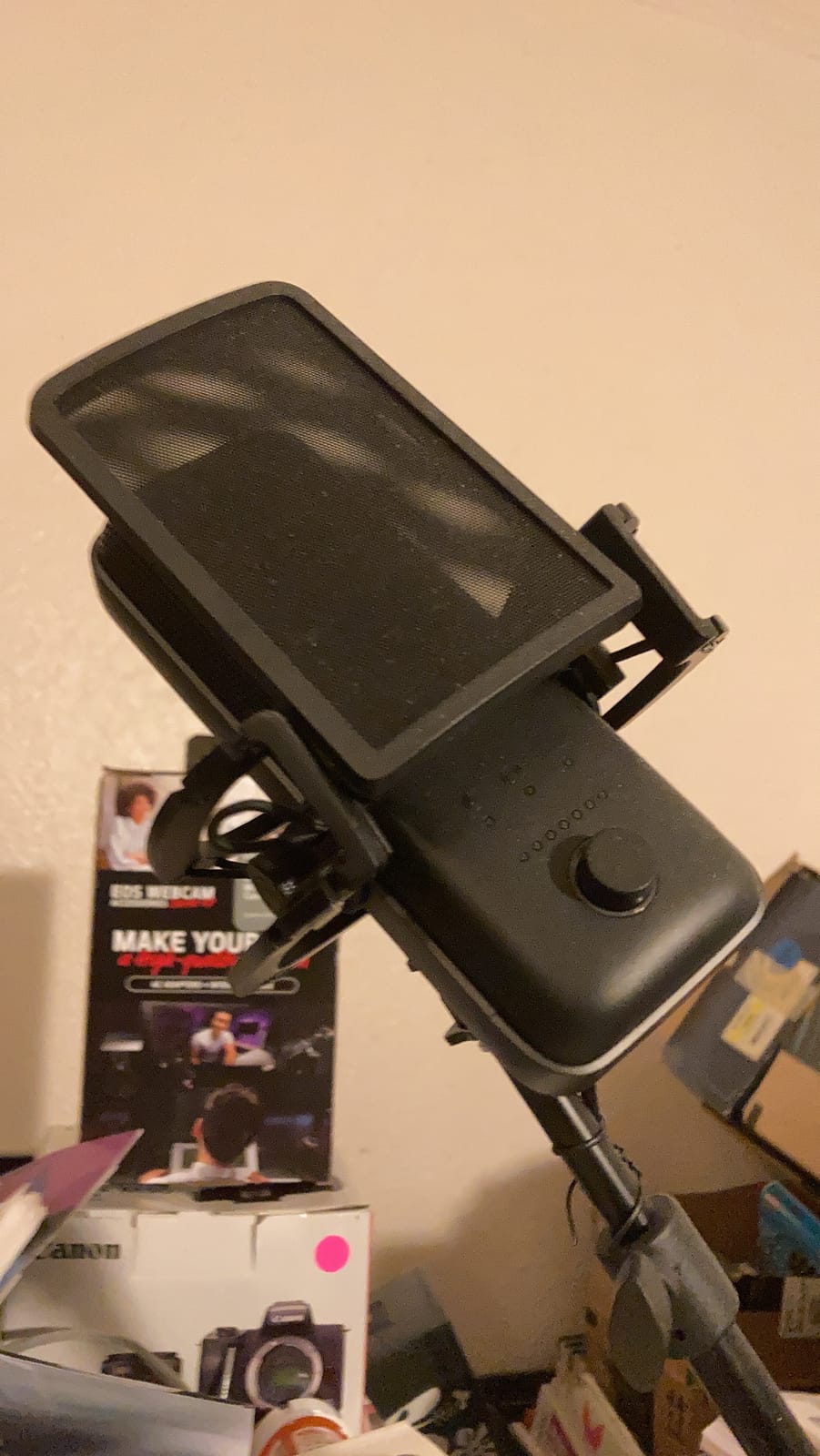 Elgato Shock Mount for Wave Microphones | Reinforced elastic suspension, Solid steel chassis, Native 5/8-inch thread, Includes 3/8 and 1/4-inch adapters customer photo 1