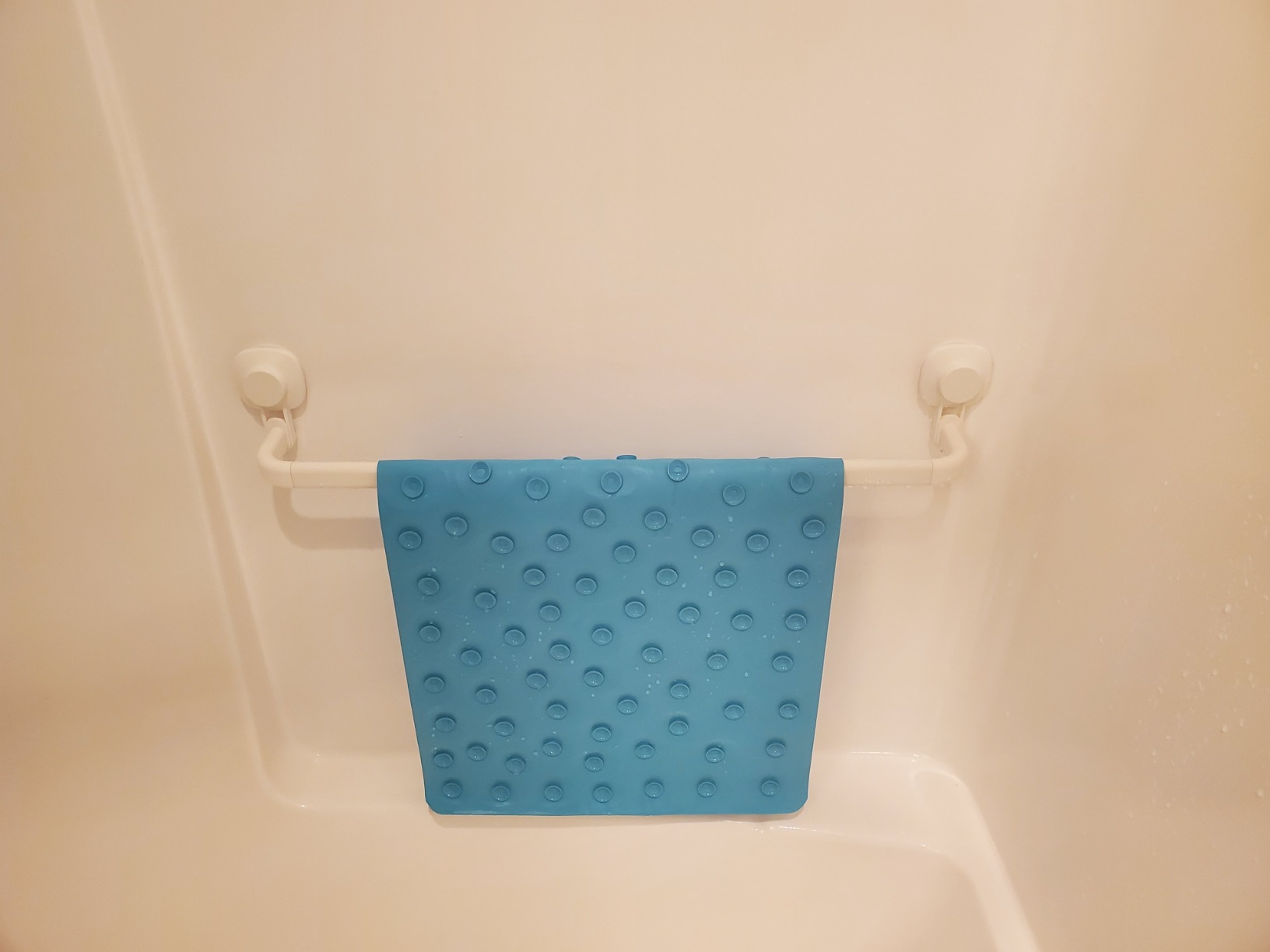 Non-Slip Bathtub Mat OTHWAY Soft Rubber Bathroom Bathmat with Strong Suction Cups (Beige) customer photo 2