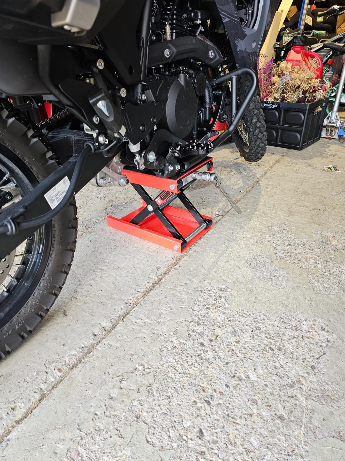 Motorcycle Lift Scissor Jack, 1200 LB Capacity Wide Deck Hoist Stand Maintenance Bikes ATVs Garage Repair Center Stand Lift Jack, Red customer photo 2