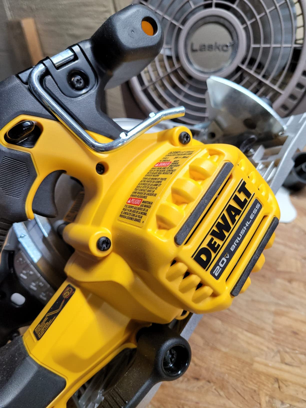 DEWALT 20V MAX* 6-1/2 in. Brushless Cordless Circular Saw, Tool Only (DCS565B) customer photo 1