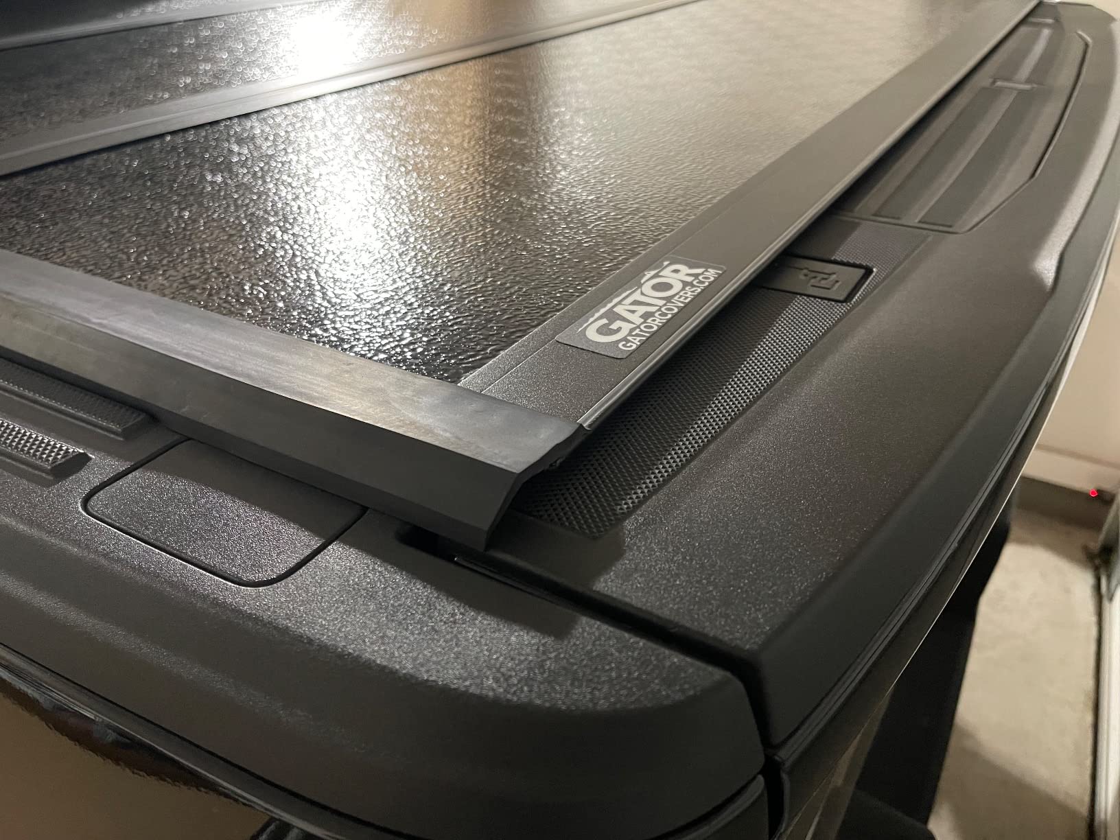 Gator EFX Hard Tri-Fold Truck Bed Tonneau Cover - Heavy-Duty Truck Bed Protection - Durable Aluminum Panels - Hard Folding Tonneau Cover - 2021-2026 Ford F-150 (incl. Raptor/Lightning) - 5'7