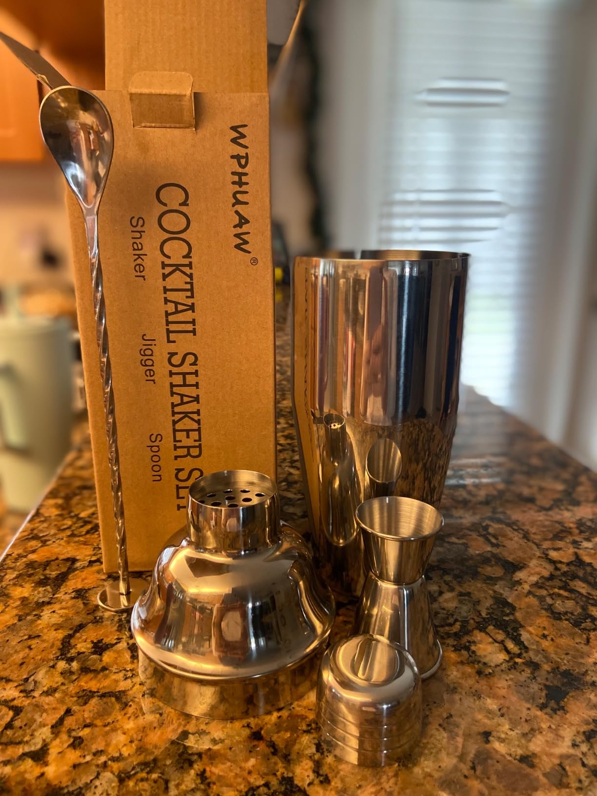 WPHUAW 24oz Cocktail Shaker Bar Set-Professional Margarita Mixer Drink Shaker Professional Stainless Steel Bar Tools Built-in Bartender Strainer for Martini Kit customer photo 1