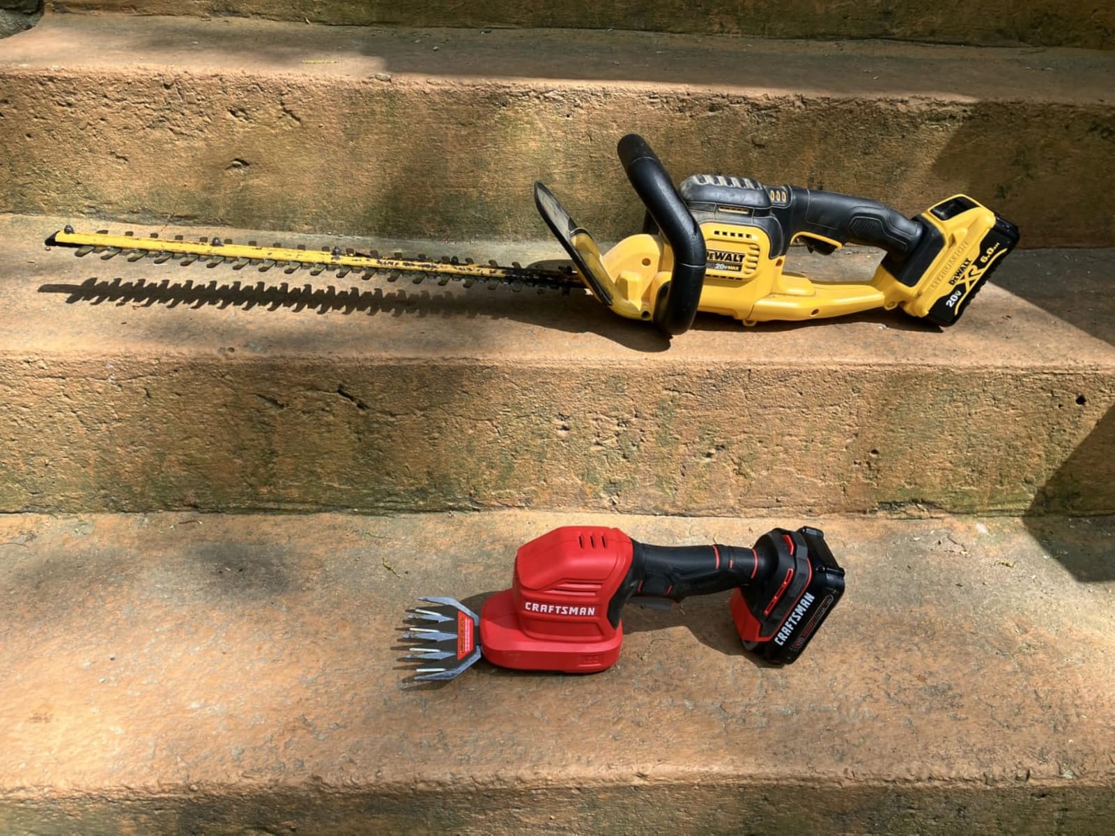CRAFTSMAN V20 4 In. Cordless Handheld Grass Trimmer and 8 In. Mini Hedge Trimmer, Battery and Charger Included, Rechargeable 2 in 1 Grass Shear and Bush Trimmer (CMCSS800C1) customer photo 1