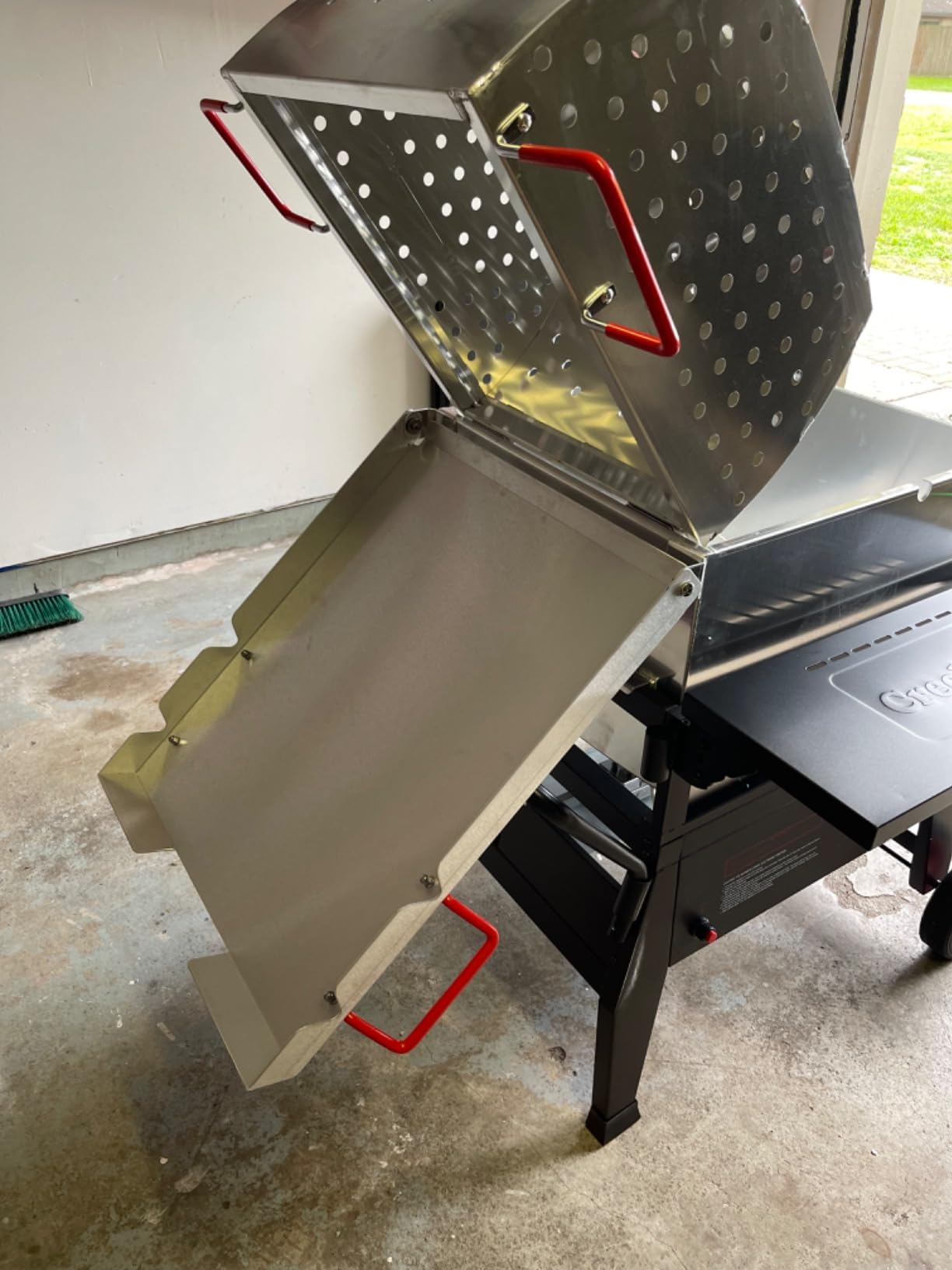 Creole Feast CFB1001A 90 QT Crawfish Boiler Black | Single Sack Propane Gas Cooker with Folding Cylinder Mounting Bracket and Stirring Paddle for Seafood & Crawfish Season customer photo 2