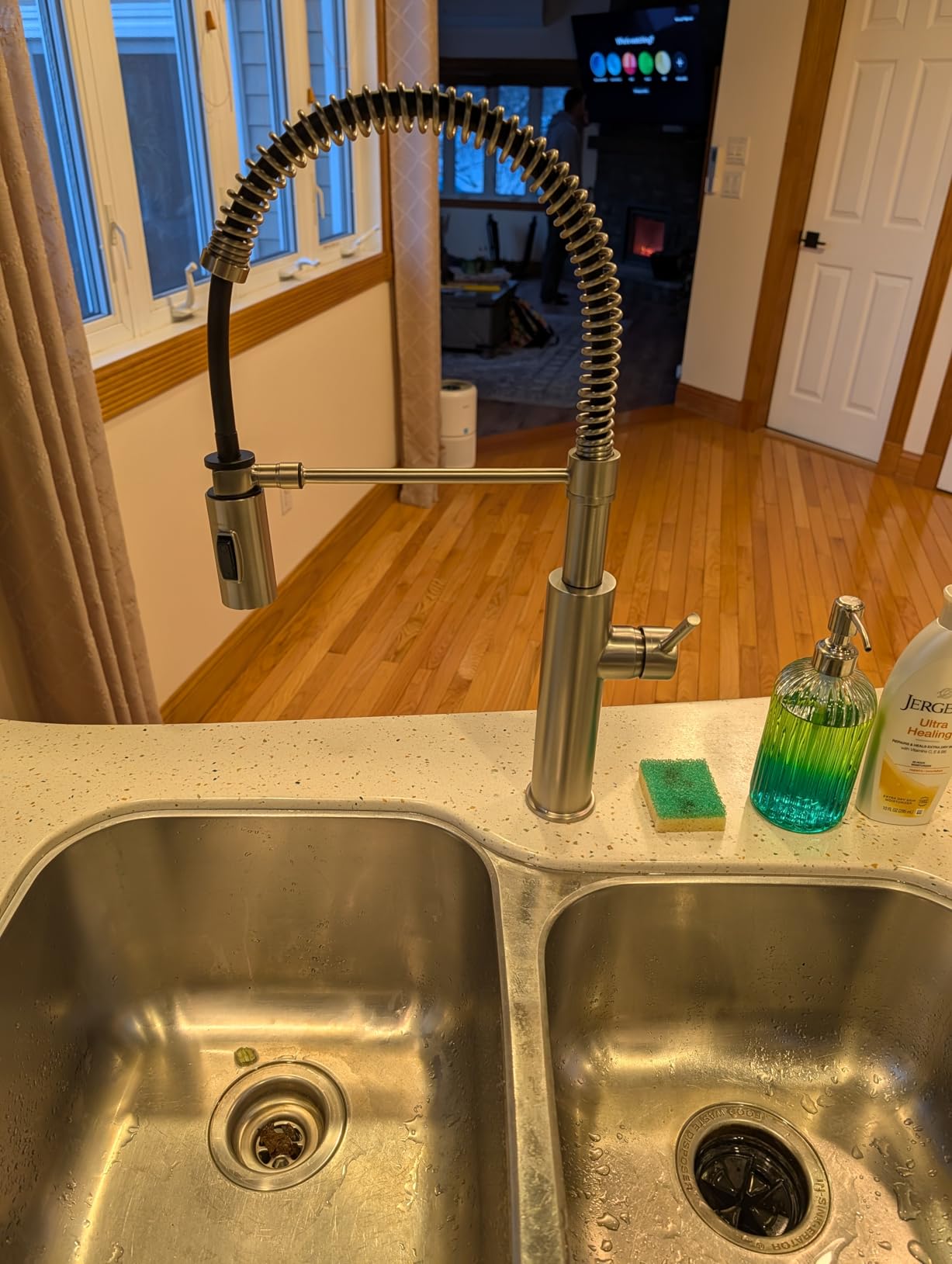 Delta Antoni Pro Style Commercial Kitchen Faucet with Pull Down Sprayer, Single Hole Matte Black Kitchen Sink Faucet, Single Handle, Matte Black 18803-BL-DST customer photo 1