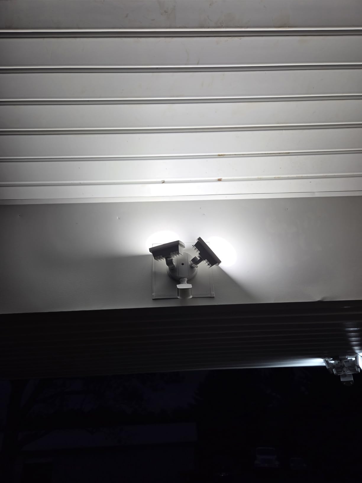 UME 19W LED Flood Light Motion Sensor Outdoor, 2 Adjustable Head, 2000LM, 5000K, IP65 Waterproof, Dusk to Dawn Security Light with Photocell for Exterior,Outside,Garage,House(Black) customer photo 2