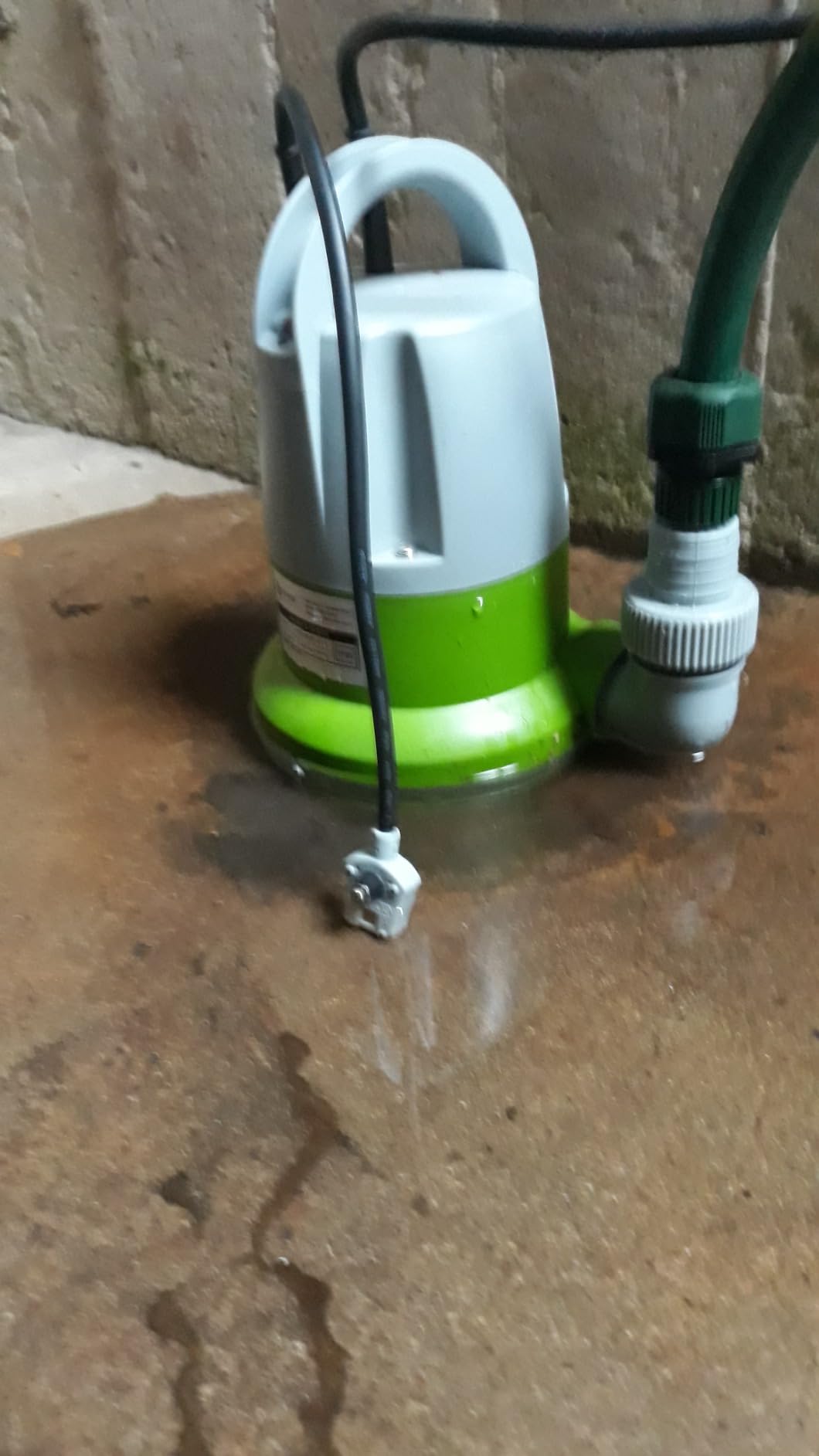 Green Expert 1/3HP Submersible Sump Pump with Water Sensor Switch, Low Water Last-Inch Drain Pump, 2000GPH Automatic/Manual Water Removal for Flooded Basement, Garage, Hot Tub Easy to Use Backup Pump customer photo 2