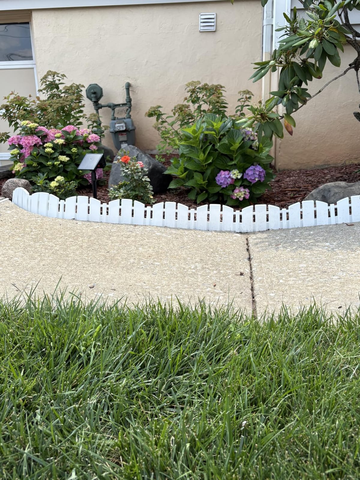 EasyFlex No-Dig Landscape Edging with Anchoring Spikes, 4.5 in. Tall Decorative Adirondack Wood-Look Fence Garden Border, 15 Foot Kit, White (3600WT-15C-6) customer photo 1