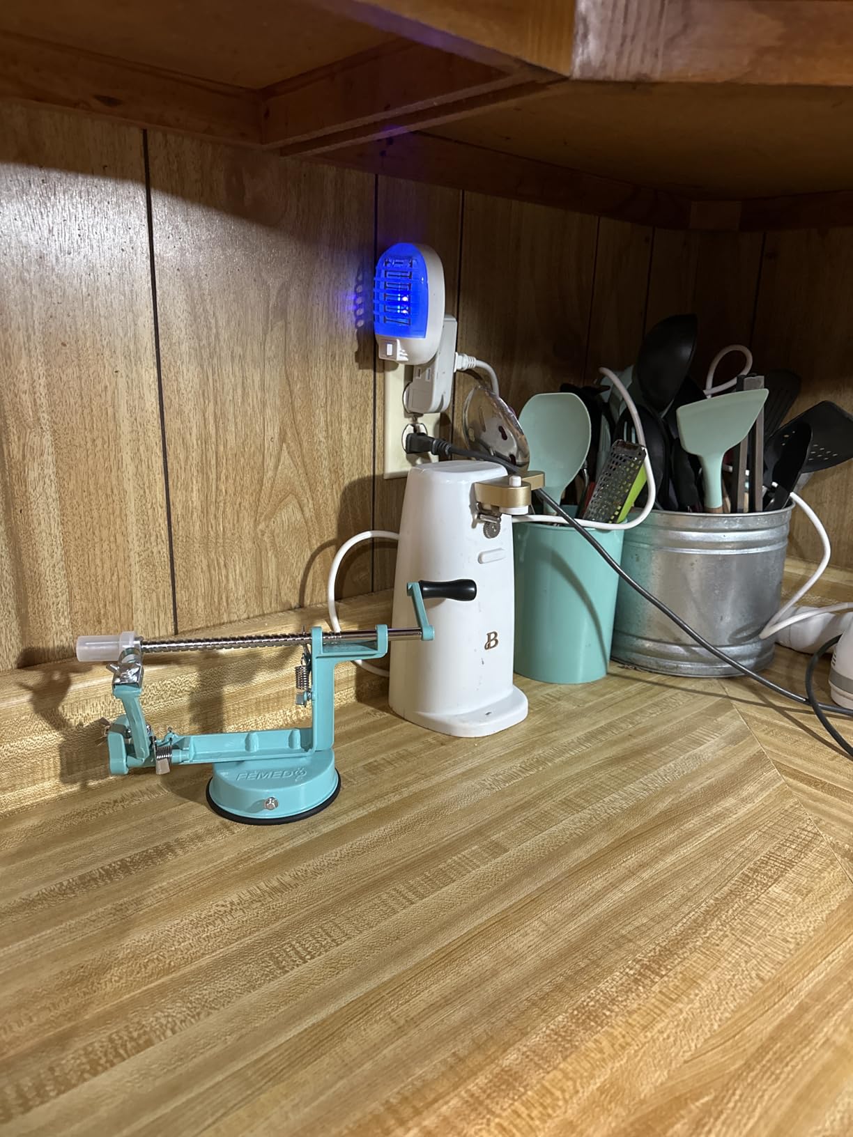 Apple Peeler Slicer Corer with Stainless Steel Blades and Powerful Suction Base for Apples Pears Potatoes(Blue) customer photo 2