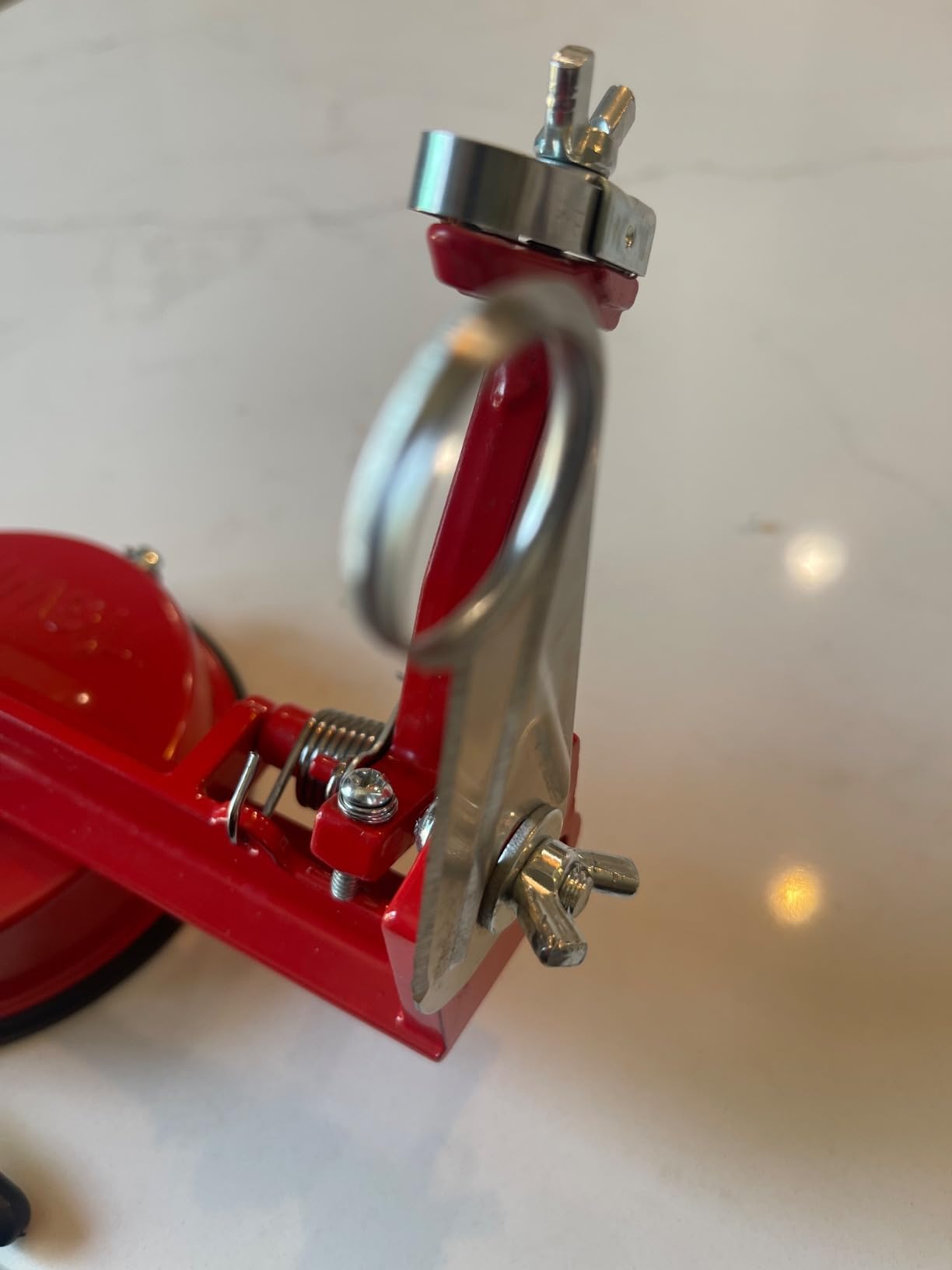 Apple Peeler Corer, Long lasting Chrome Cast Magnesium Alloy Apple Peeler Slicer Corer with Stainless Steel Blades and Powerful Suction Base for Apples and Potato(Red) customer photo 1