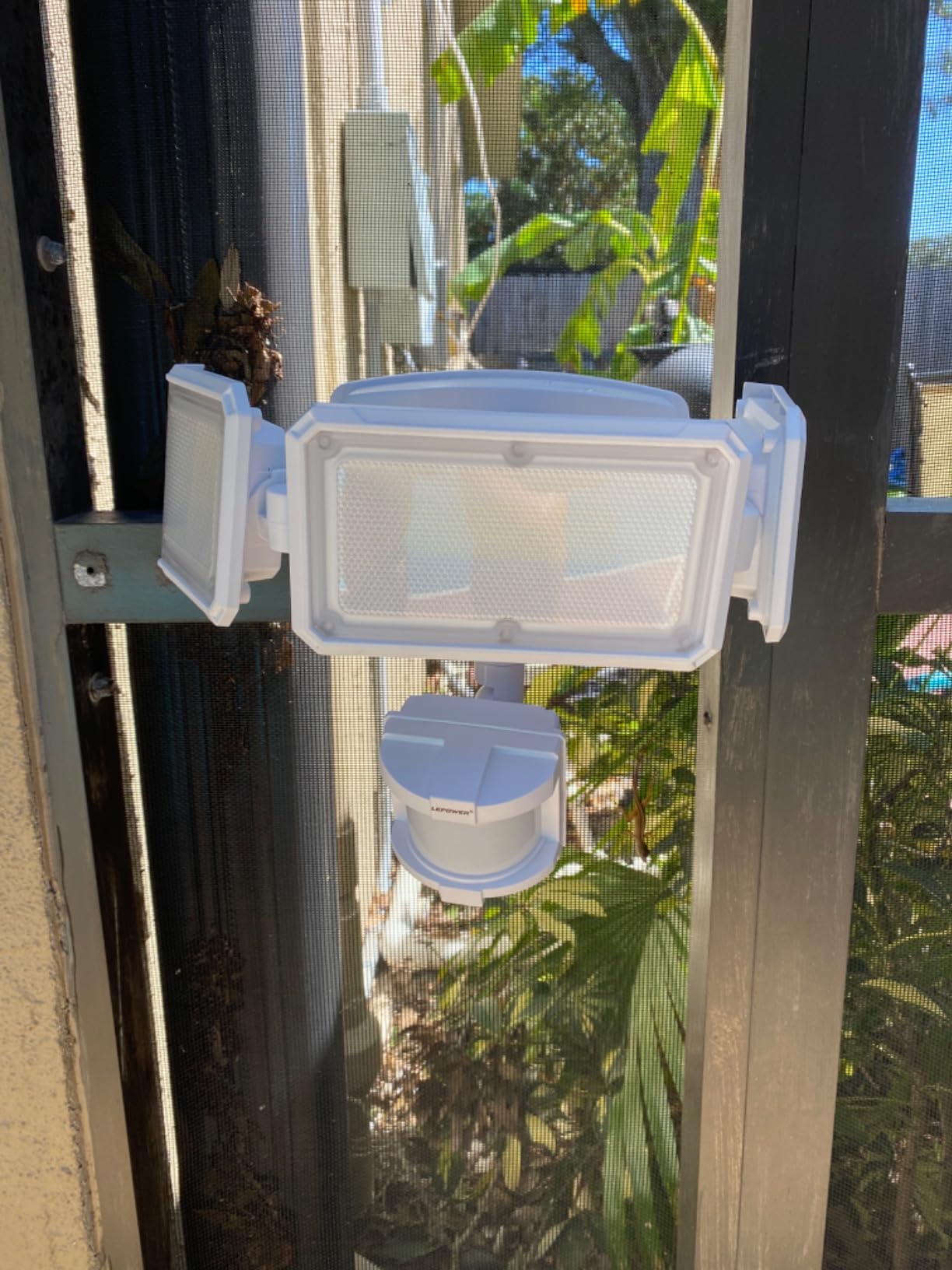 LEPOWER 1500LM Battery Powered Outdoor LED Flood Light with Motion Sensor customer photo 1