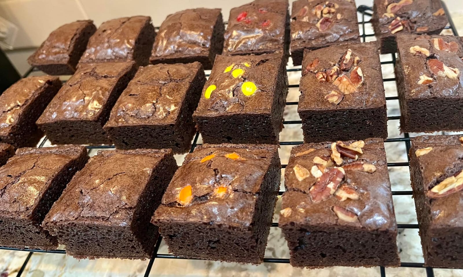 Brownie Pan with Dividers，Nonstick Carbon Steel Baking Loaf Pan Baking Pan Baking Pan，18 Pre-Cut Square Molds for Brownie Bite, Cake, Fudges and Chocolate customer photo 2