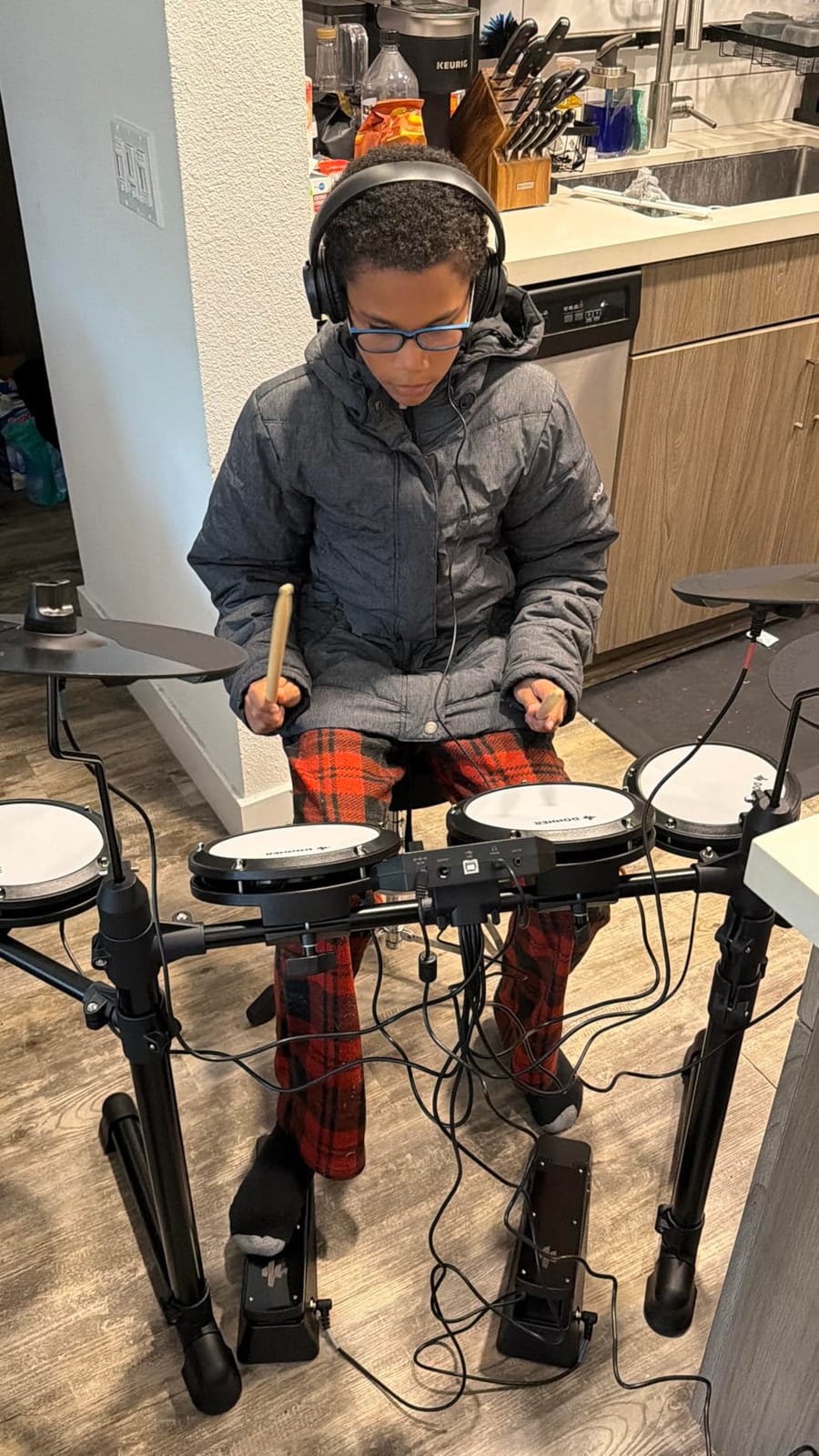 Donner DED-80 Electronic Drum Set with 4 Quiet Mesh Pads, 180+ Sounds, 2 Pedals, Throne, Headphones, Sticks, and Melodics Lessons customer photo 1