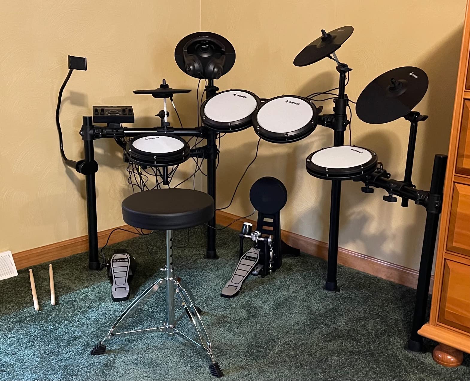 Donner DED-200X Electronic Drum Set, Electric Drum Kit with Quiet Mesh Drum Pads, 2 Cymbals w/Choke, 31 Kits and 450+ Sounds, Throne, Headphones, Sticks, USB MIDI, Melodics Lessons (5 Pads, 4 Cymbals) customer photo 1