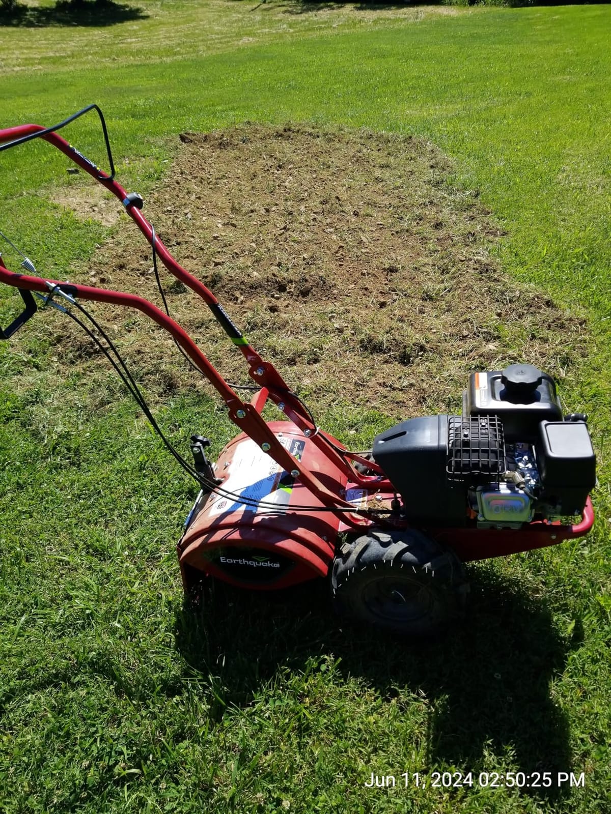 EARTHQUAKE Victory Rear Tine Tiller, Powerful 209cc 4-Cycle Viper Engine, Rugged Bronze Gear Transmission, Counter-Rotating Tines, Instant Reverse, Pneumatic Wheels, Model: 39381, Red/Black customer photo 1
