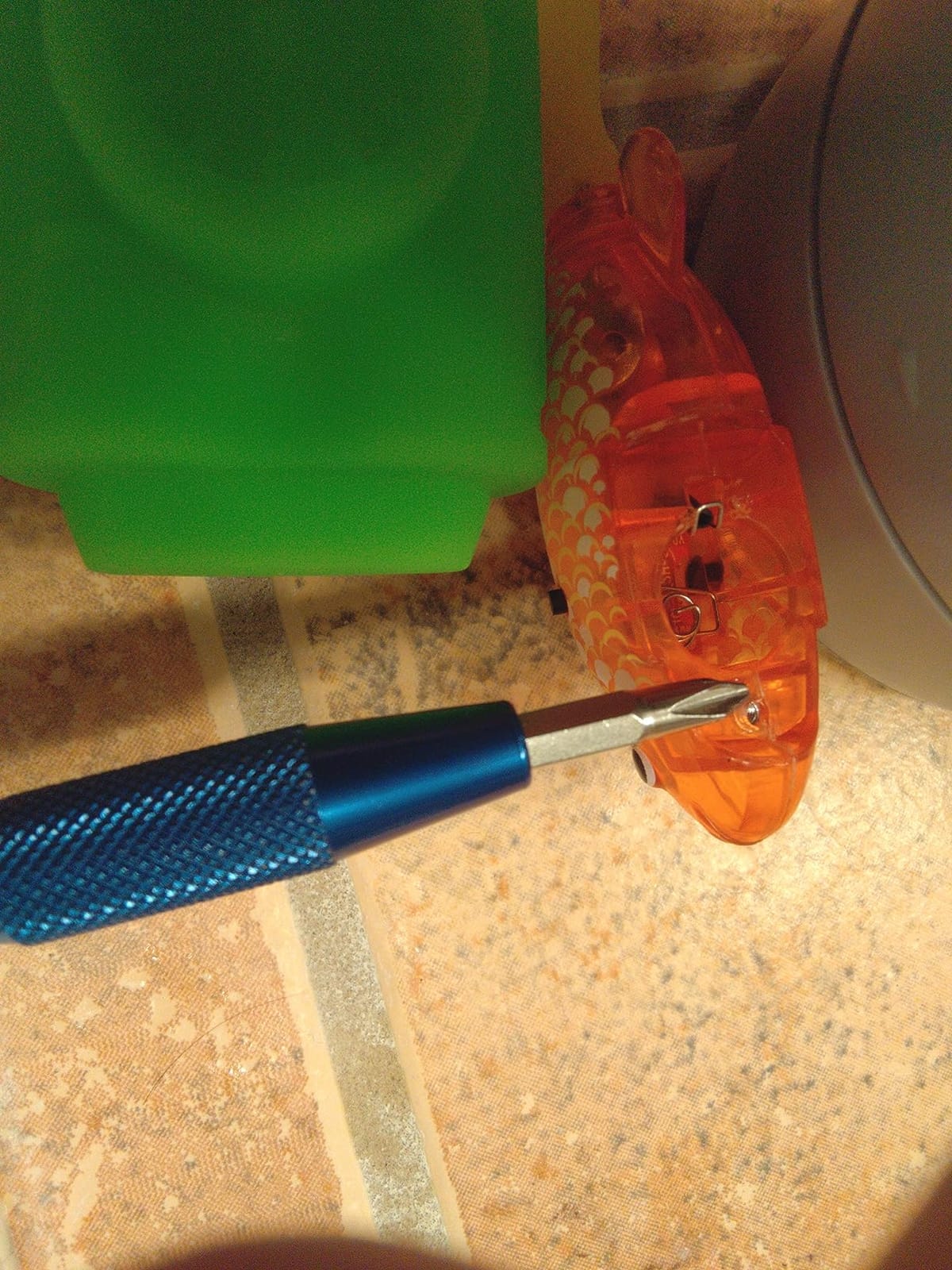 Robo Alive Robo Fish Robotic Swimming Fish (Teal + Orange) by ZURU Water Activated, Changes Color, Comes with Batteries, Amazon Exclusive (2 Pack) Series 3 customer photo 2