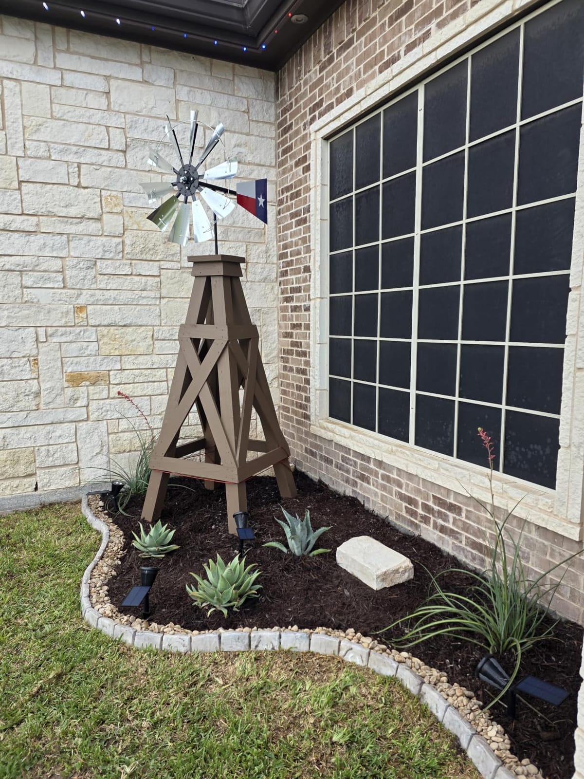 EasyFlex No-Dig Landscape Edging with Anchoring Spikes, 2.7 in Tall Decorative Stone-Look Garden Border, 15 Foot Kit, Brown customer photo 1