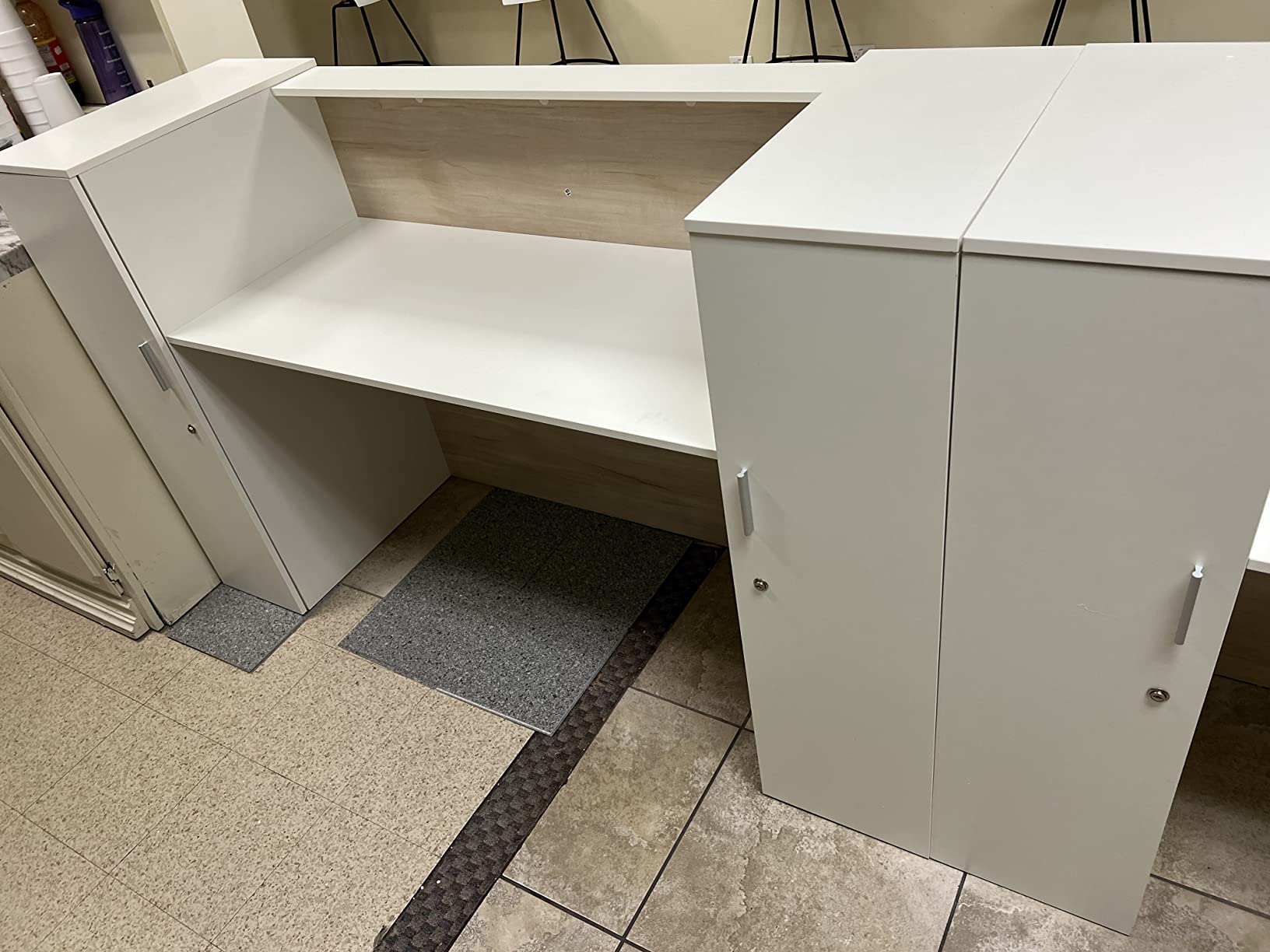AIEGLE Reception Desk with Hutch, Reception Counter Desk with Lockable Drawers & Shelves, for Salon Recetion Room Retail Counter Checkout Office, White (55.1