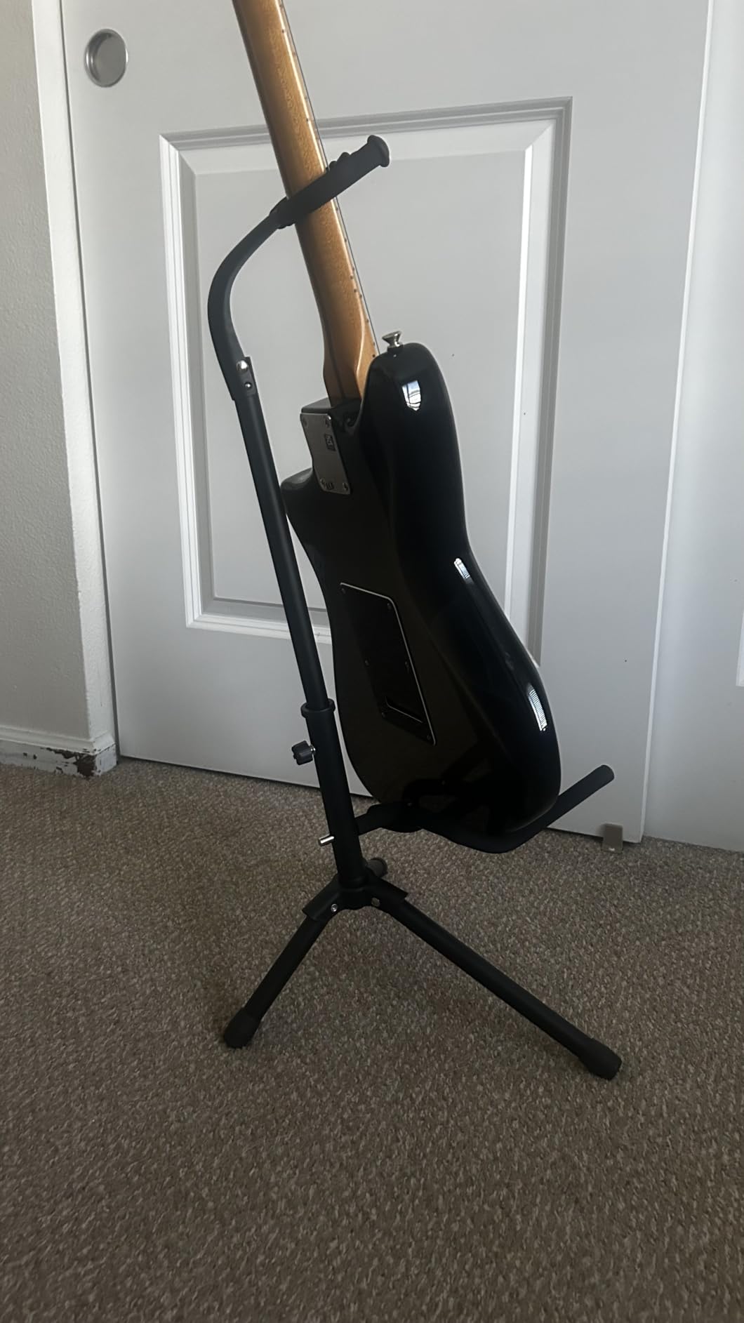 Amazon Basics Height Adjustable Foldable Guitar Stand with Secure Support, Padded Non-Slip Floor Stand for Acoustic, Electric, Bass and Banjos, Portable Display Stand, Black customer photo 1