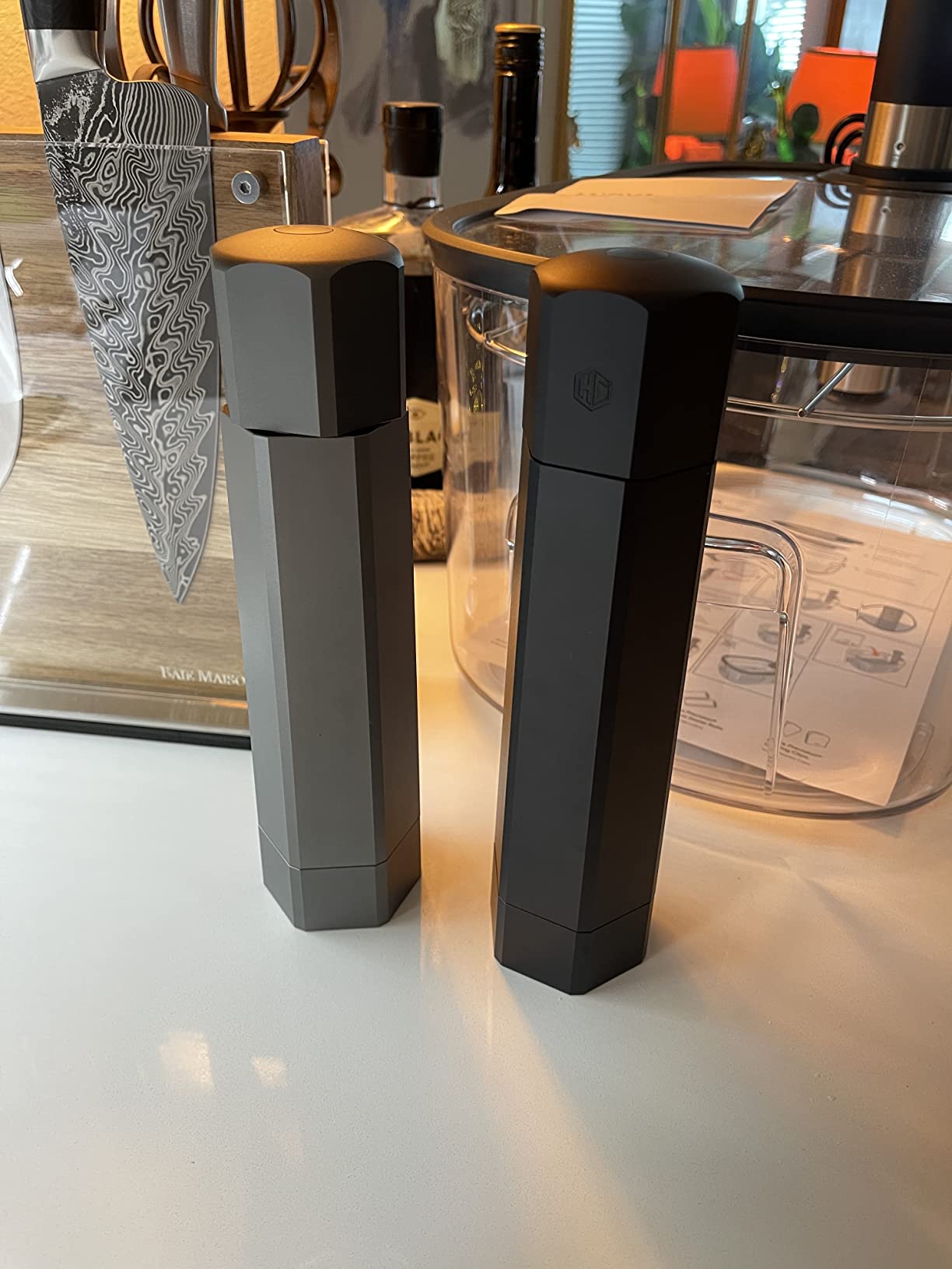 HexClad HexMill Pepper Grinder, Aluminum Matte Black, 10 Grind Settings | Refillable customer photo 1