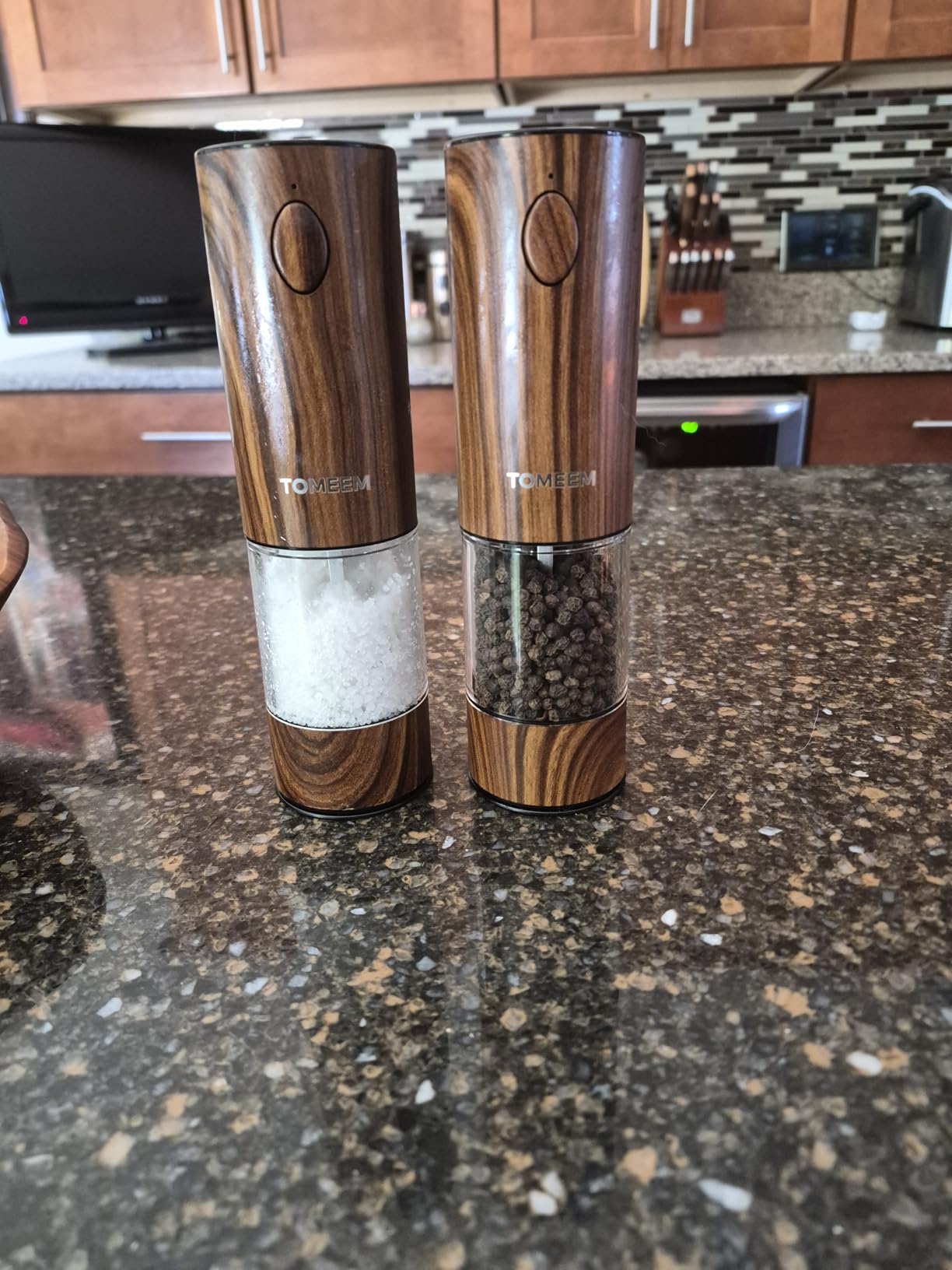 TOMEEM Larger Capacity Rechargeable Electric Salt and Pepper Grinder Set | 110ml Stainless Steel Automatic Pepper Mill with 5 Adjustable Grind Settings, LED Light and Refillable Design customer photo 1