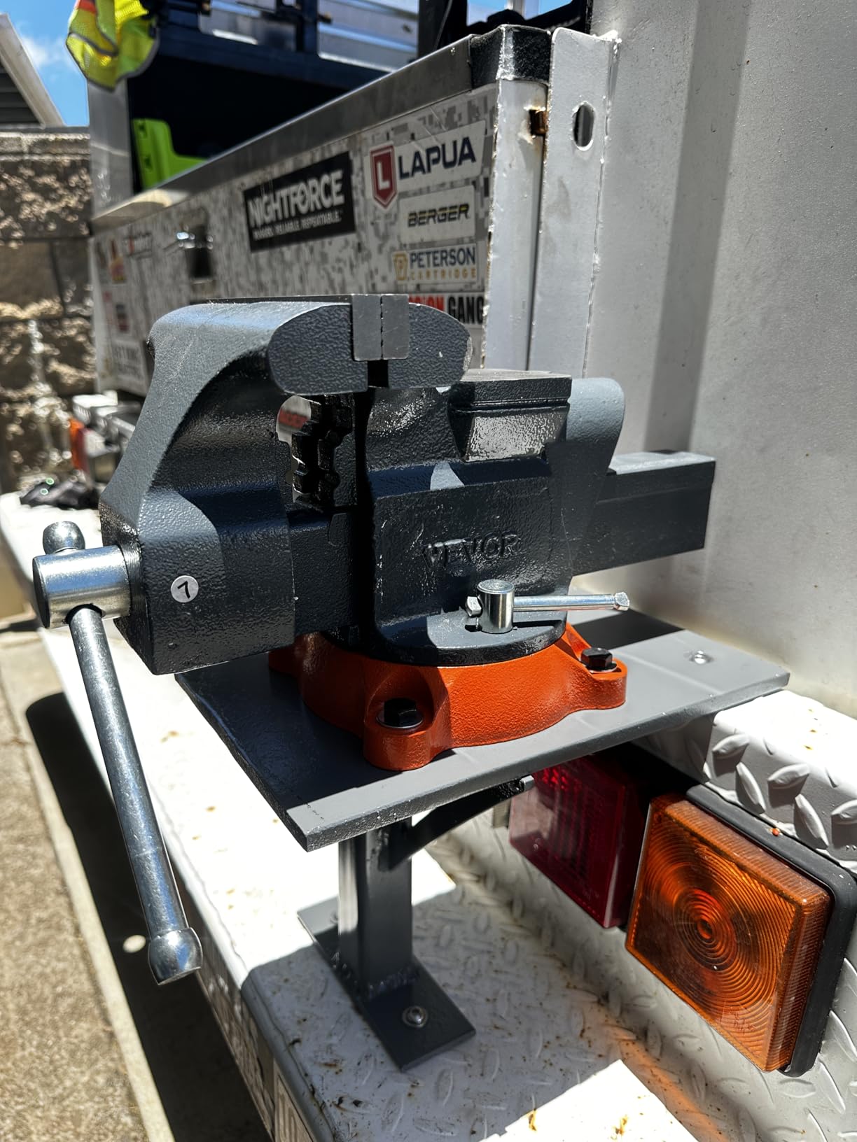 VEVOR Bench Vise, 6-inch Jaw Width 5.9-inch Jaw Opening, 360-Degree Swivel Locking Base Multipurpose Vise w/Anvil, Heavy Duty Ductile Iron Workbench Vise w/Bolts & Nuts, for Drilling, Pipe Cutting customer photo 1