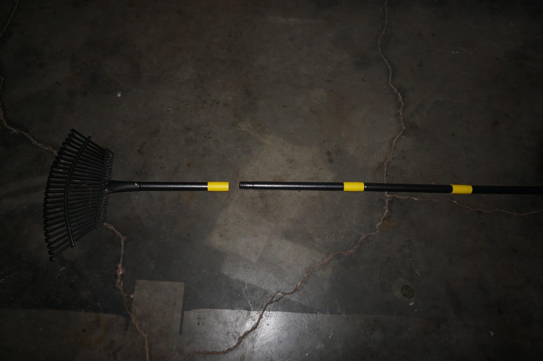 Leaf Rake, 30-61 inch Garden Rakes for Leaves Heavy Duty Long Handle, 25 Tines 18