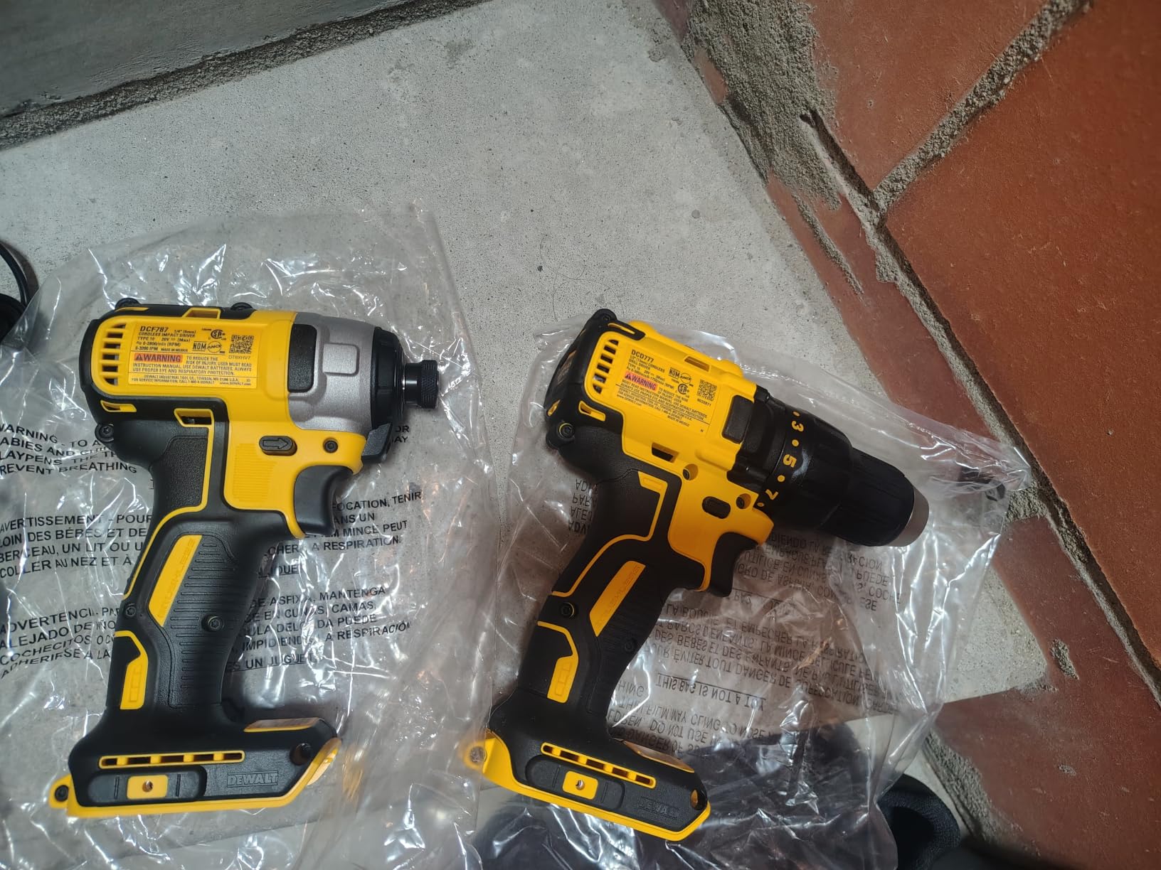 DEWALT 20V MAX Cordless Drill and Impact Driver, Power Drill Brushless 2-Tool Power Tool Combo Kit, Includes 2 Batteries, Charger and Bag (DCK277D2) customer photo 1