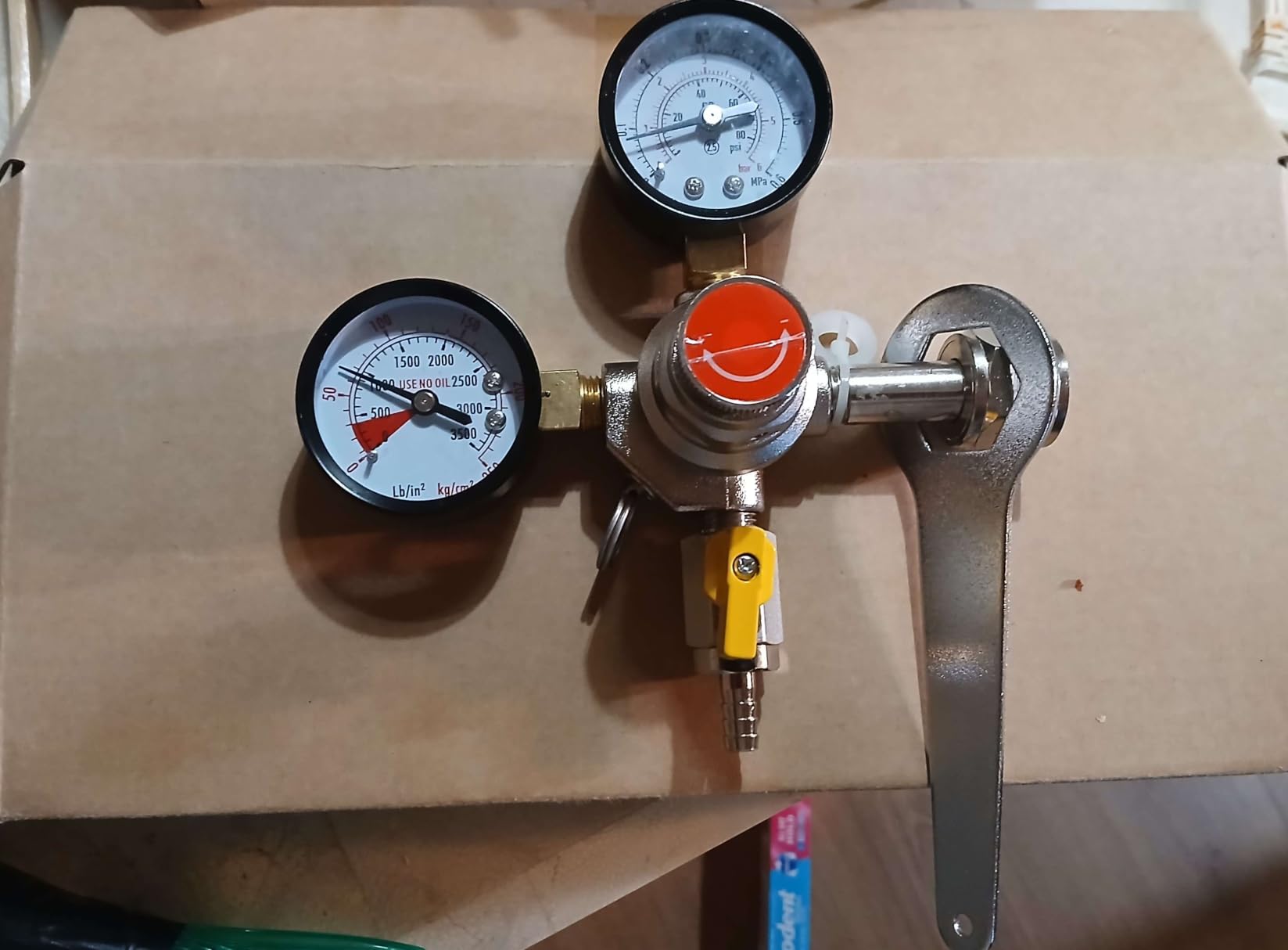 VEVOR Double Gauge Regulator, CO2 Regulator Gauge with 0-60PSI, Heavy Duty CO2 Gauge Gas System, Draft Beer Regulator with Check Valve, Adjustable Pressure Regulator for Draft Beer Homebrew, CGA320 customer photo 1