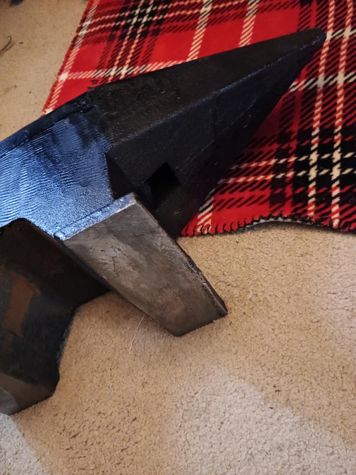 VEVOR Cast Steel Anvil, 132 Lbs/60kg Single Horn Anvil, High Hardness Rugged Round Horn Anvil Blacksmith, with Large Countertop and Stable Base, for Bending and Shaping customer photo 2