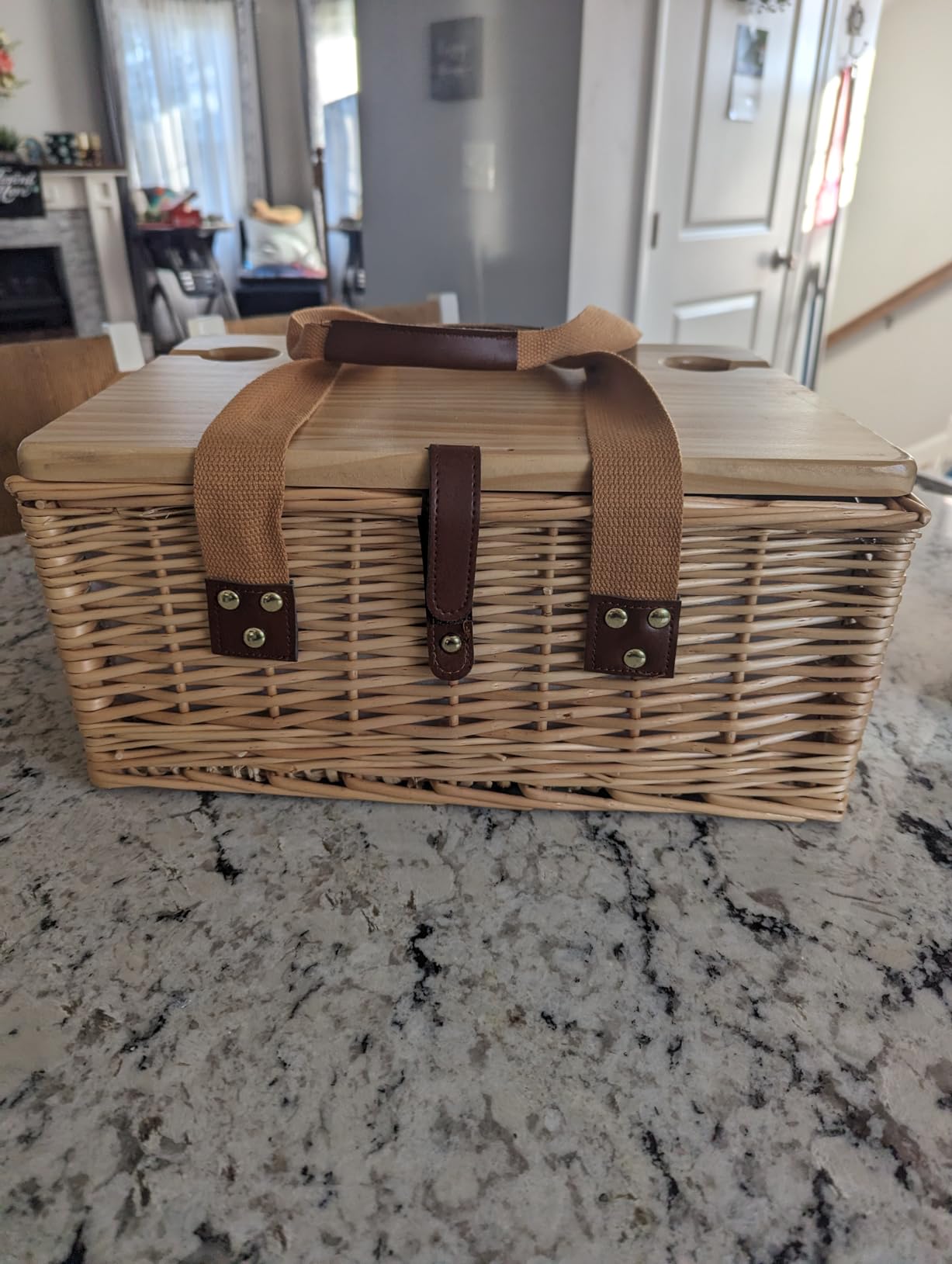 Hap Tim Wicker Picnic Basket for 4 with Mini Folding Wine Picnic Table & Large Insulated Cooler Bag & Cutlery Service Kits for 4 Person, Couples Gifts, Wedding Gifts (Y2307-4-CM) customer photo 1