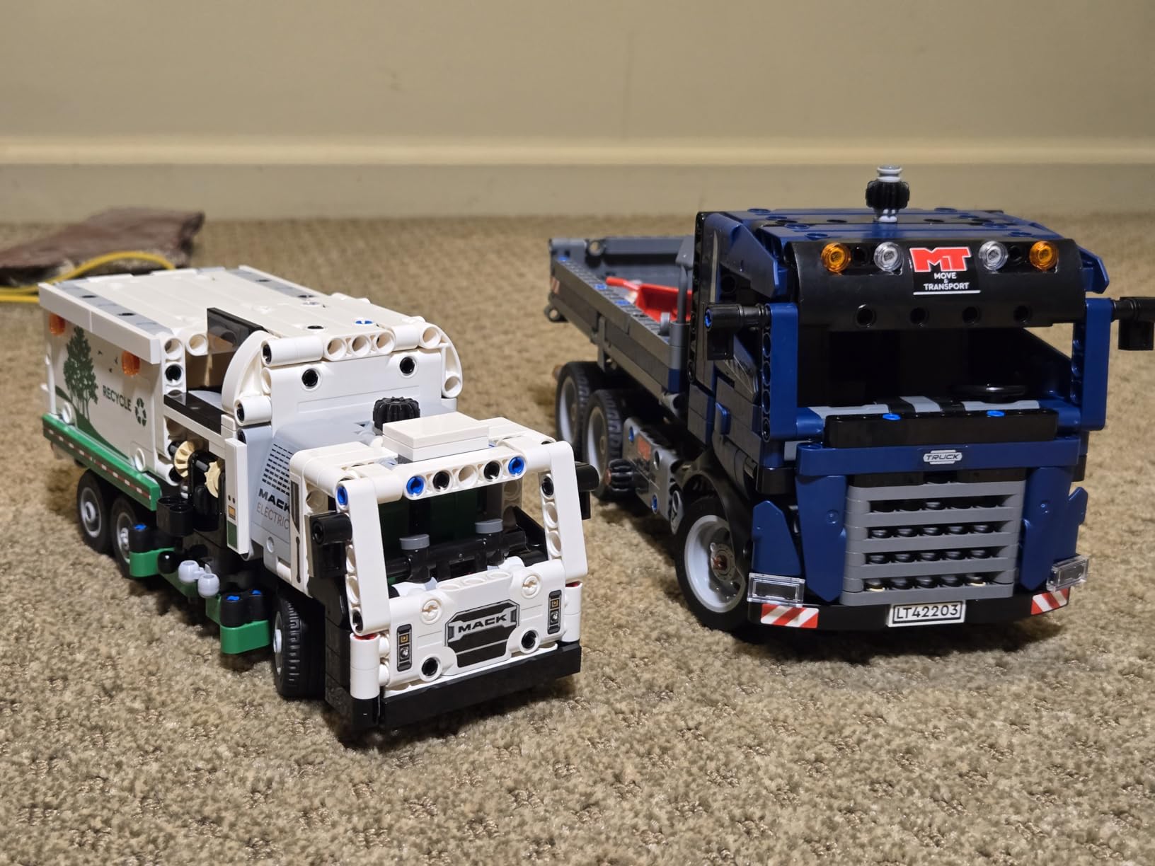 LEGO Technic Mack LR Electric Garbage Truck 42167 customer photo 1