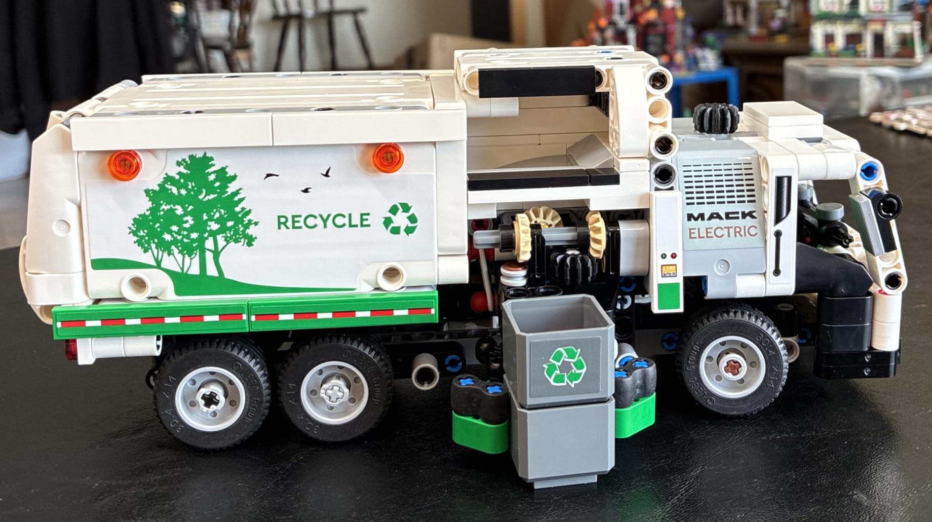LEGO Technic Mack LR Electric Garbage Truck 42167 customer photo 2