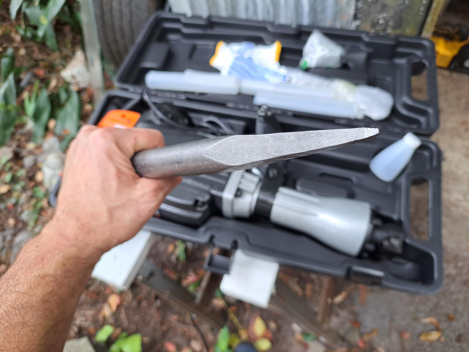 VEVOR Demolition Jack Hammer 2200W Electric Jackhammer Concrete Breaker | For Concrete Demolition, 1350 BPM, 360° Rotary Handle, Heavy Duty, Portable, with 4pcs Chisels Bit and Storage Case, Black customer photo 1