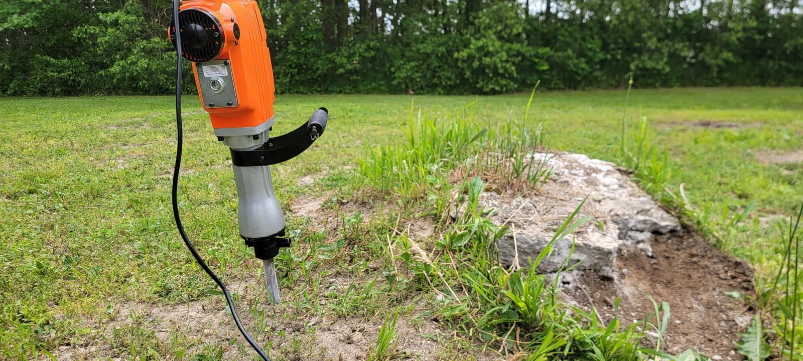 VEVOR Demolition Jack Hammer 2200W Electric Jackhammer Concrete Breaker | For Concrete Demolition, 1350 BPM, 360° Rotary Handle, Heavy Duty, Portable, with 4pcs Chisels Bit and Storage Case, Black customer photo 2