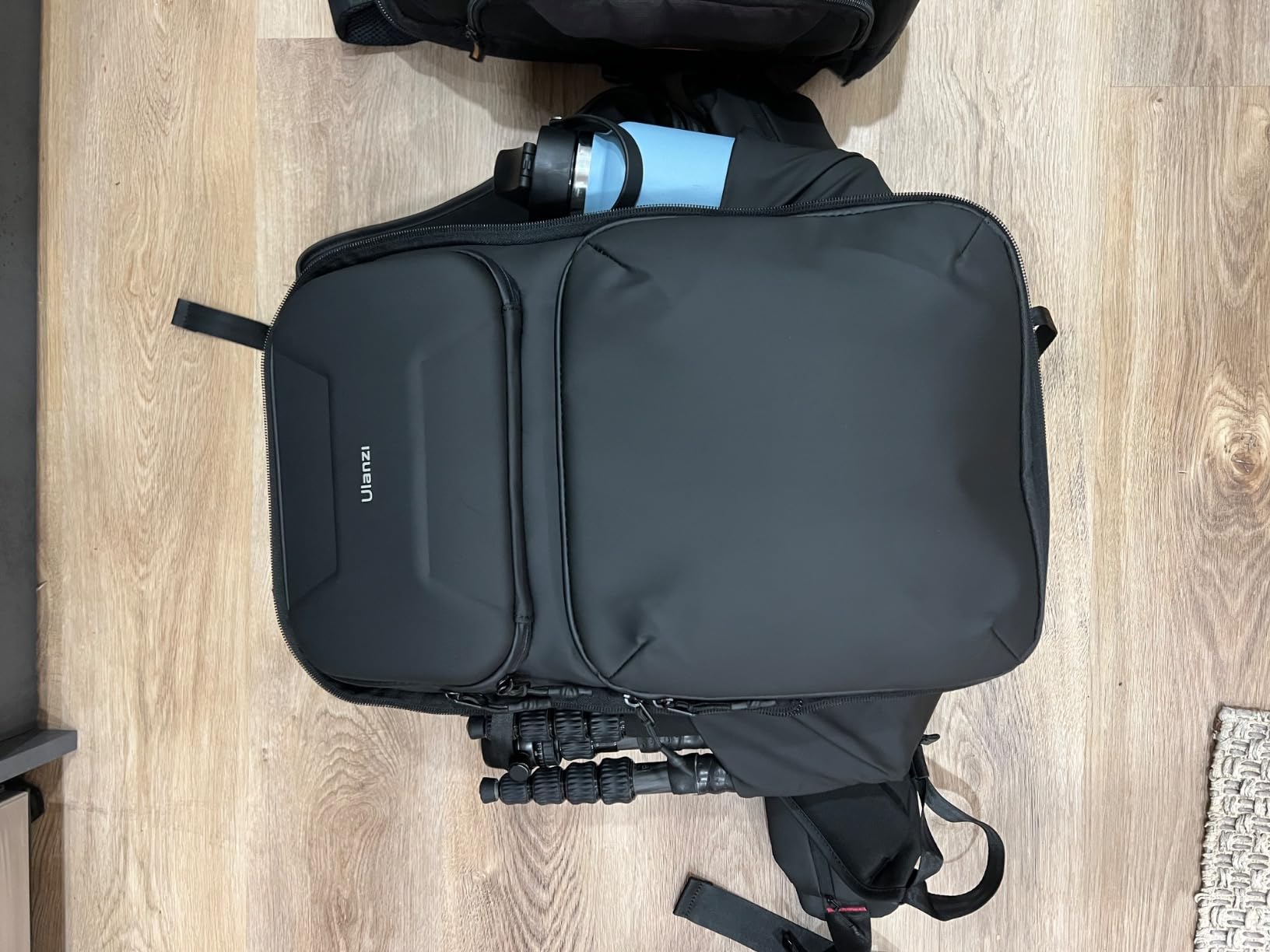 ULANZI BP10 35L Hardshell Camera Backpack, Professional Splash-proof Photography Camera Case Anti Theft Travel f Photographers Unisex Drone DSLR Mirrorless Camera Lens Tripod Holder 17'' Laptop Black customer photo 2