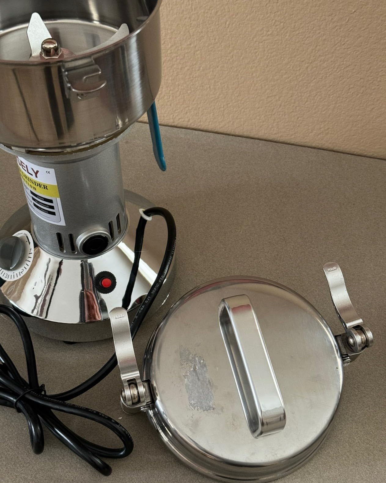 700g Grain Mill Grinder, Stainless Steel Grain Mill for Flour Nut Wheat Corn Spices & Seasonings Dry Grinder Electric Machine Grinder for Kitchen customer photo 1