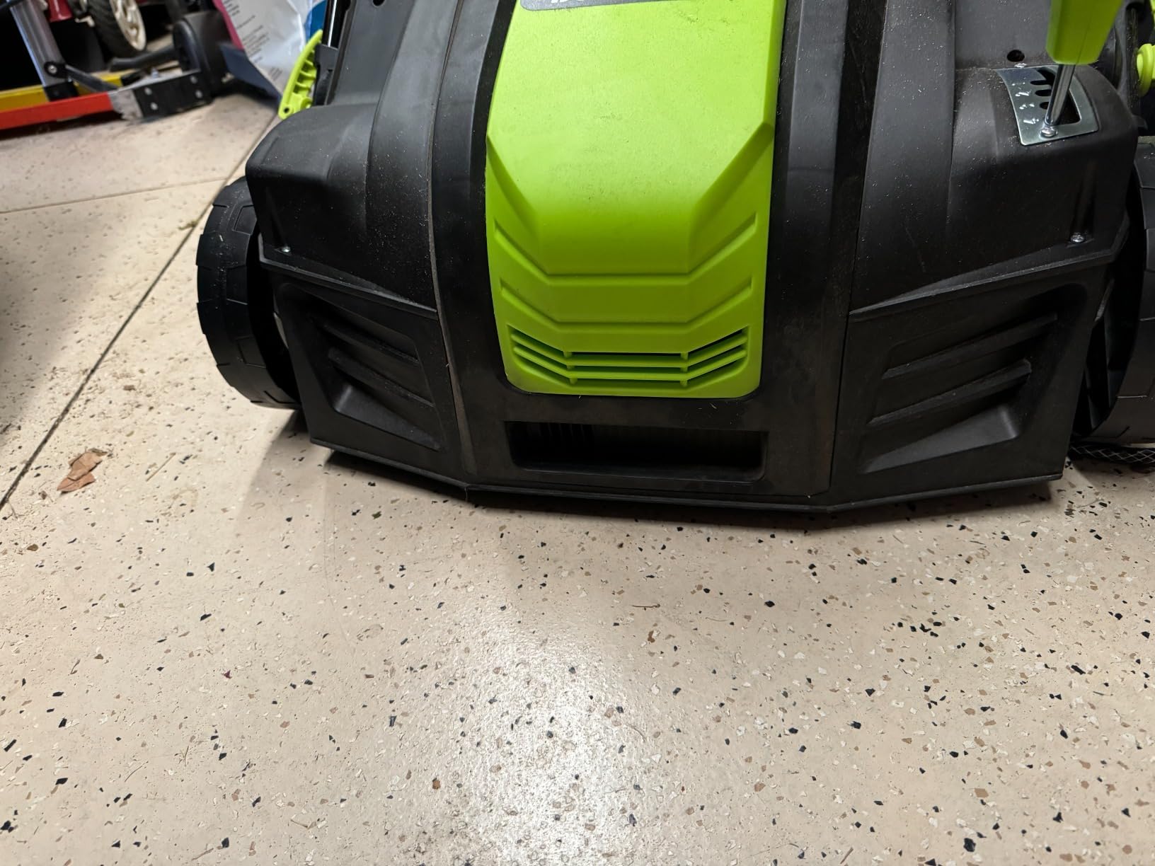 2-in-1 Dethatcher & Scarifier, 16