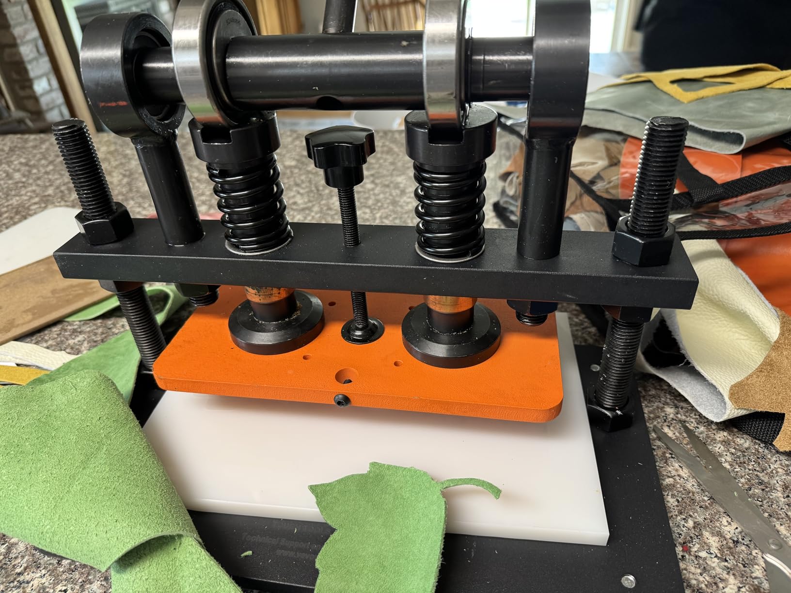 VEVOR Leather Cutting Machine, 14.2 x 10.2 in Embossing Plate Manual Die Cutter, 0.47 in Pressure Stroke Leather Embossing Machine, Dual Guide Shafts Die Cut Machine for Various of Materials customer photo 2