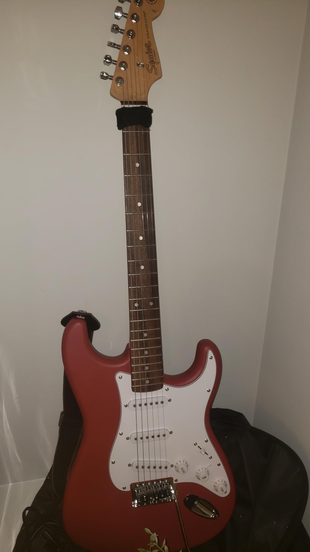 Fender Squier Debut Series Stratocaster Electric Guitar, Beginner Guitar, with 2-Year Warranty, Includes Free Lessons, Dakota Red with Matte Finish customer photo 1